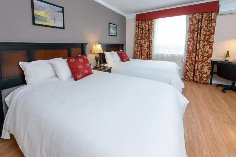 Queen Room with Two Queen Beds in Norwalk Inn & Conference Center