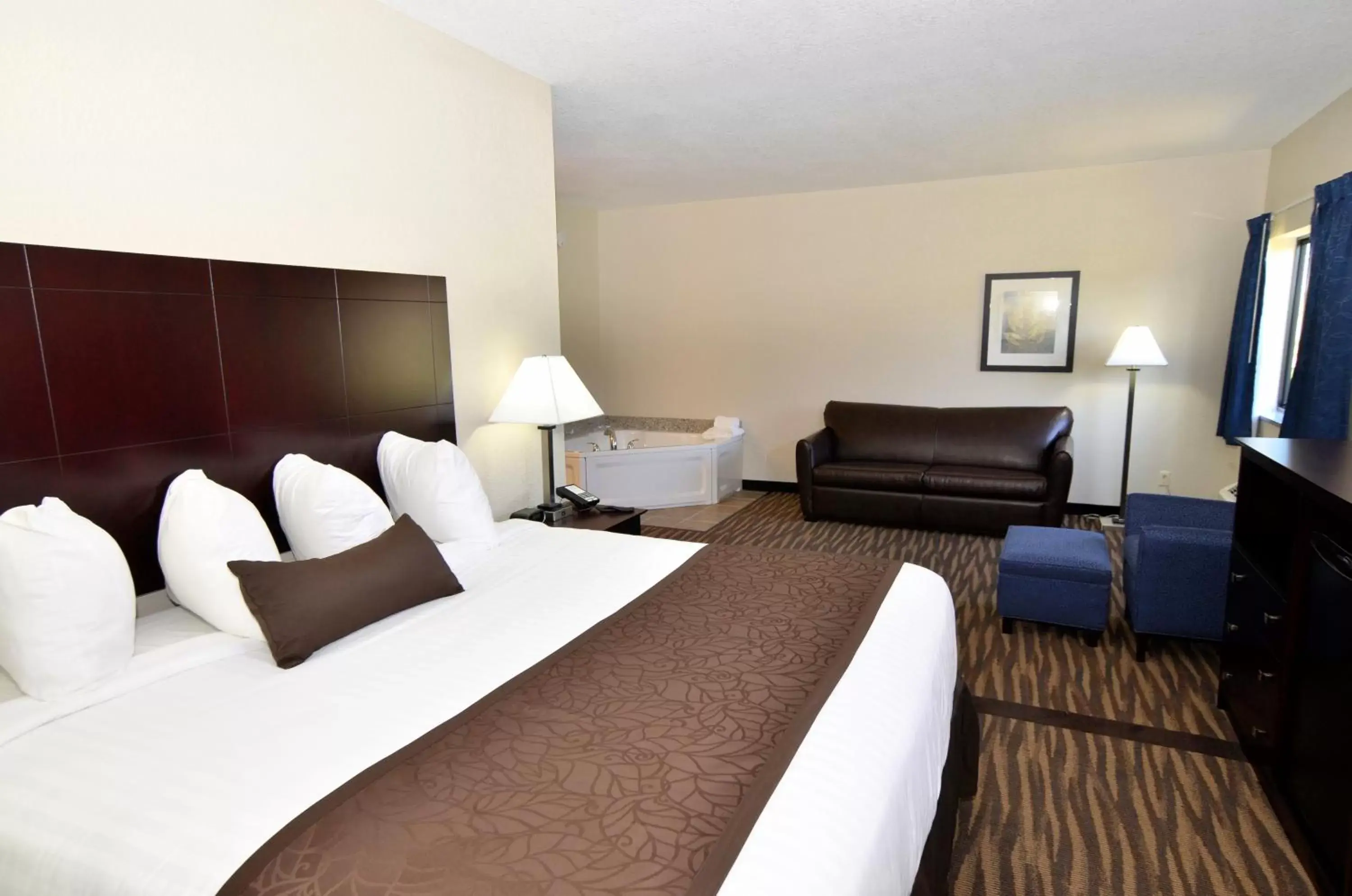 Bed in Cornerstone Inn & Suites Oelwein