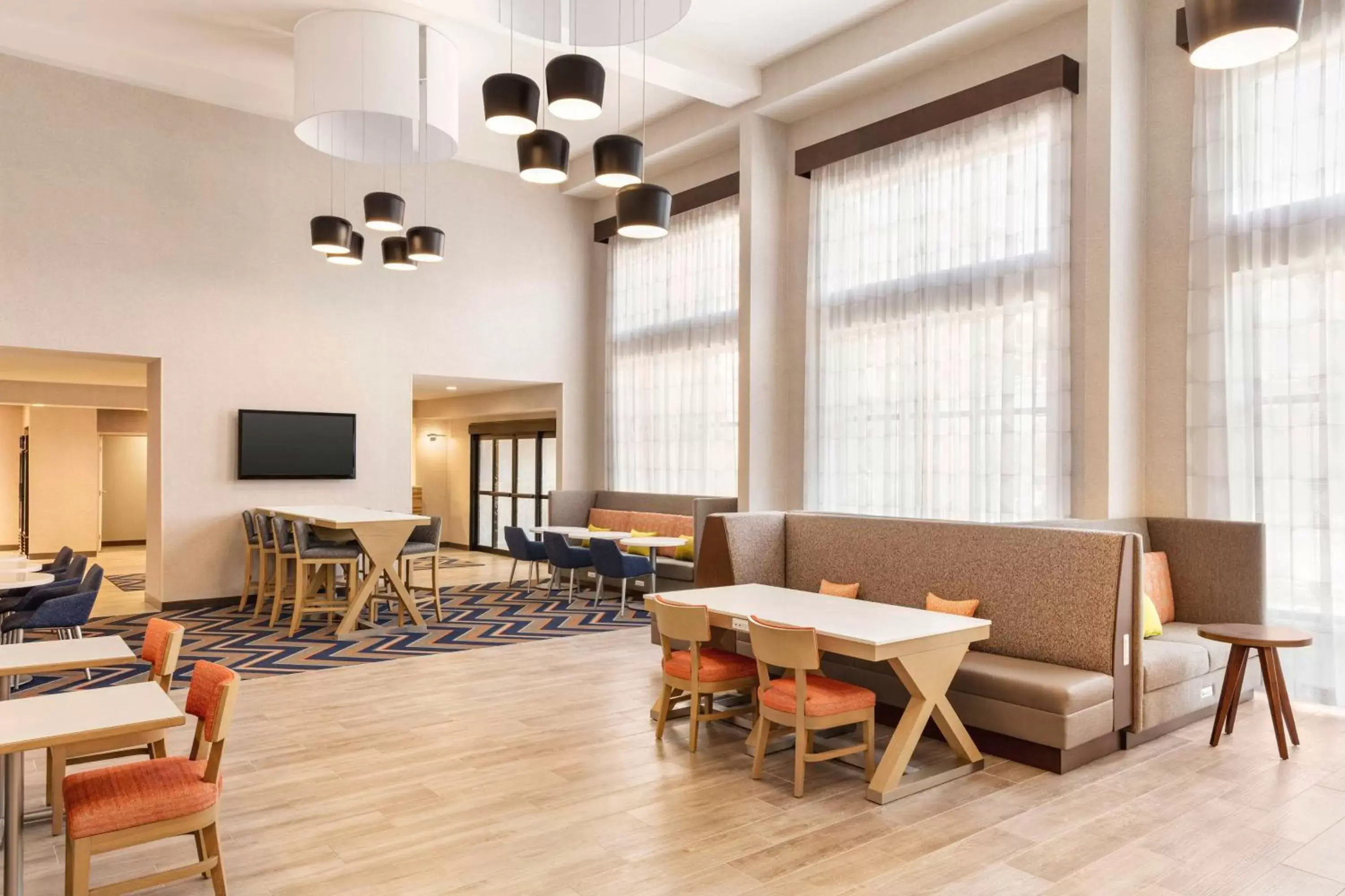 Breakfast in Hampton Inn & Suites Valparaiso Breakfast in Hampton Inn & Suites Valparaiso