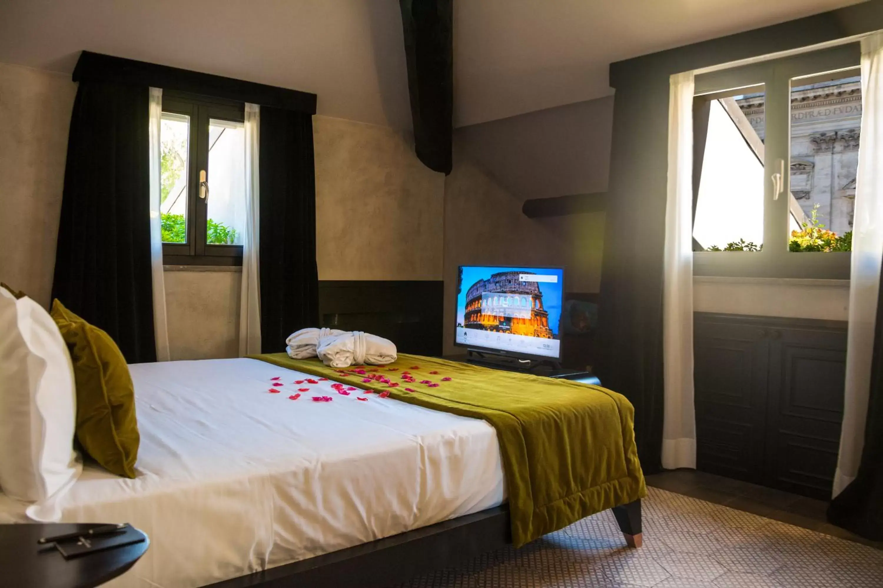 TV and multimedia, Bed in Roma Luxus Hotel
