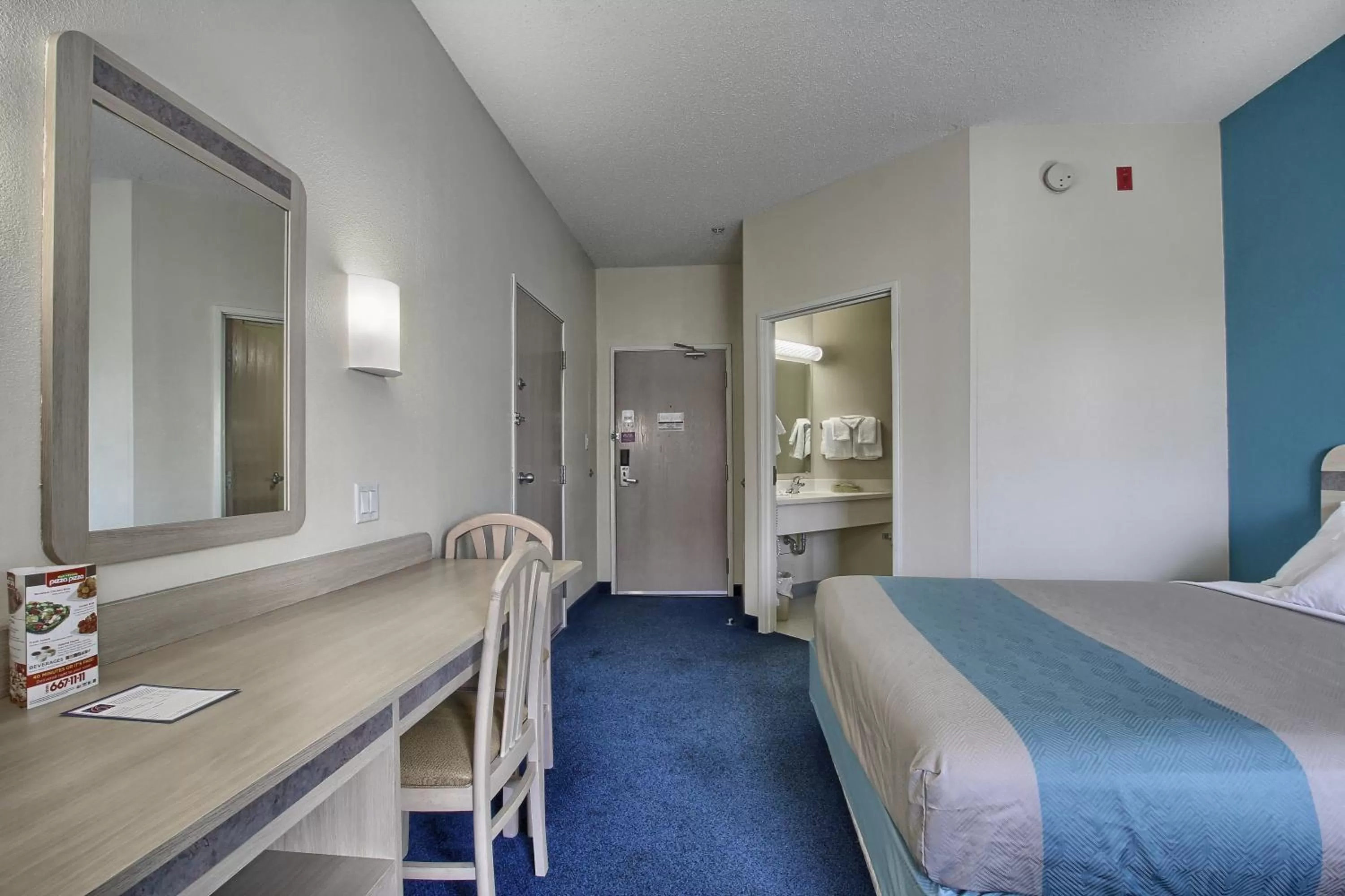 Bedroom, Bed in Motel 6-London, ON - Ontario