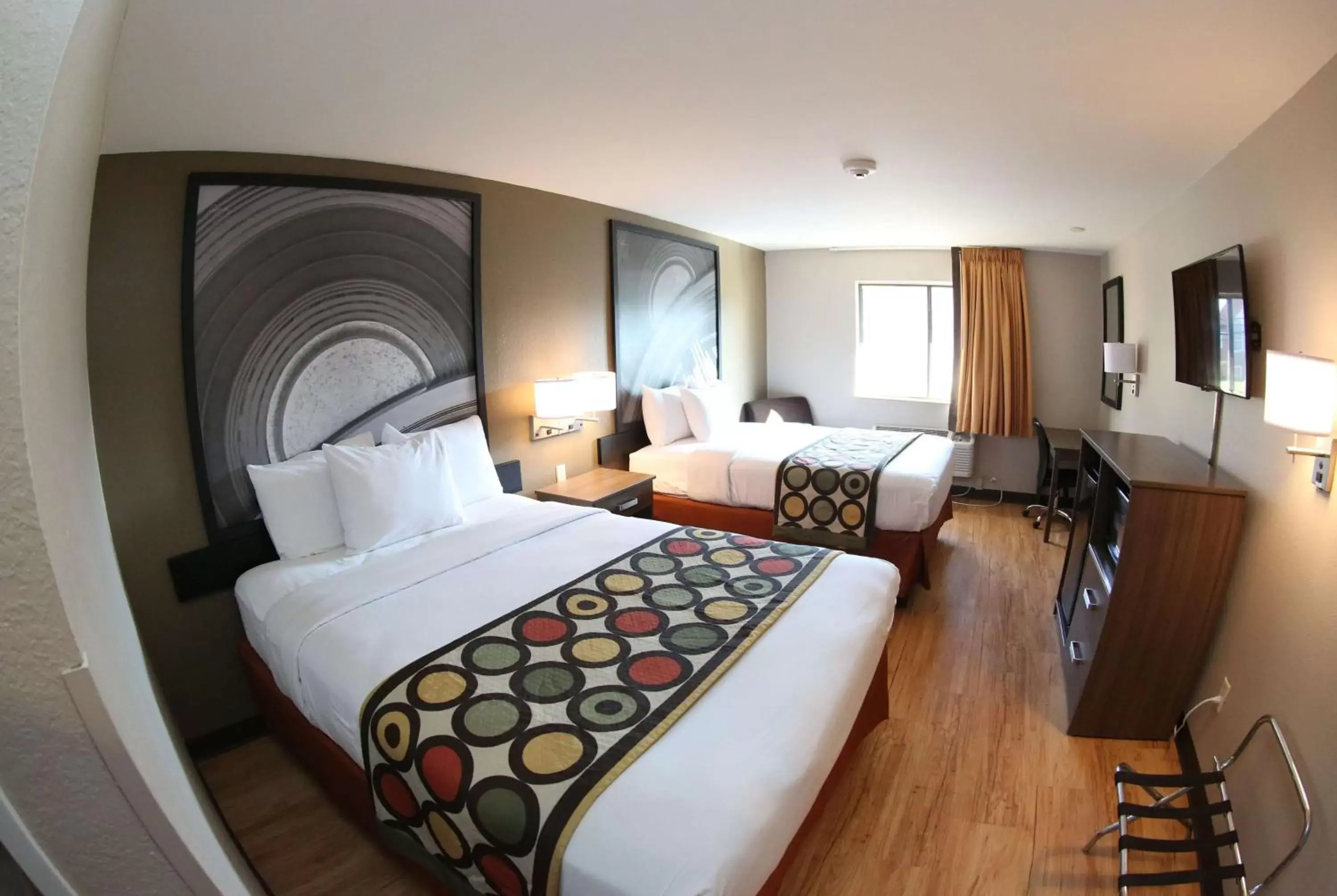 Photo of the whole room, Bed in Super 8 by Wyndham Portsmouth