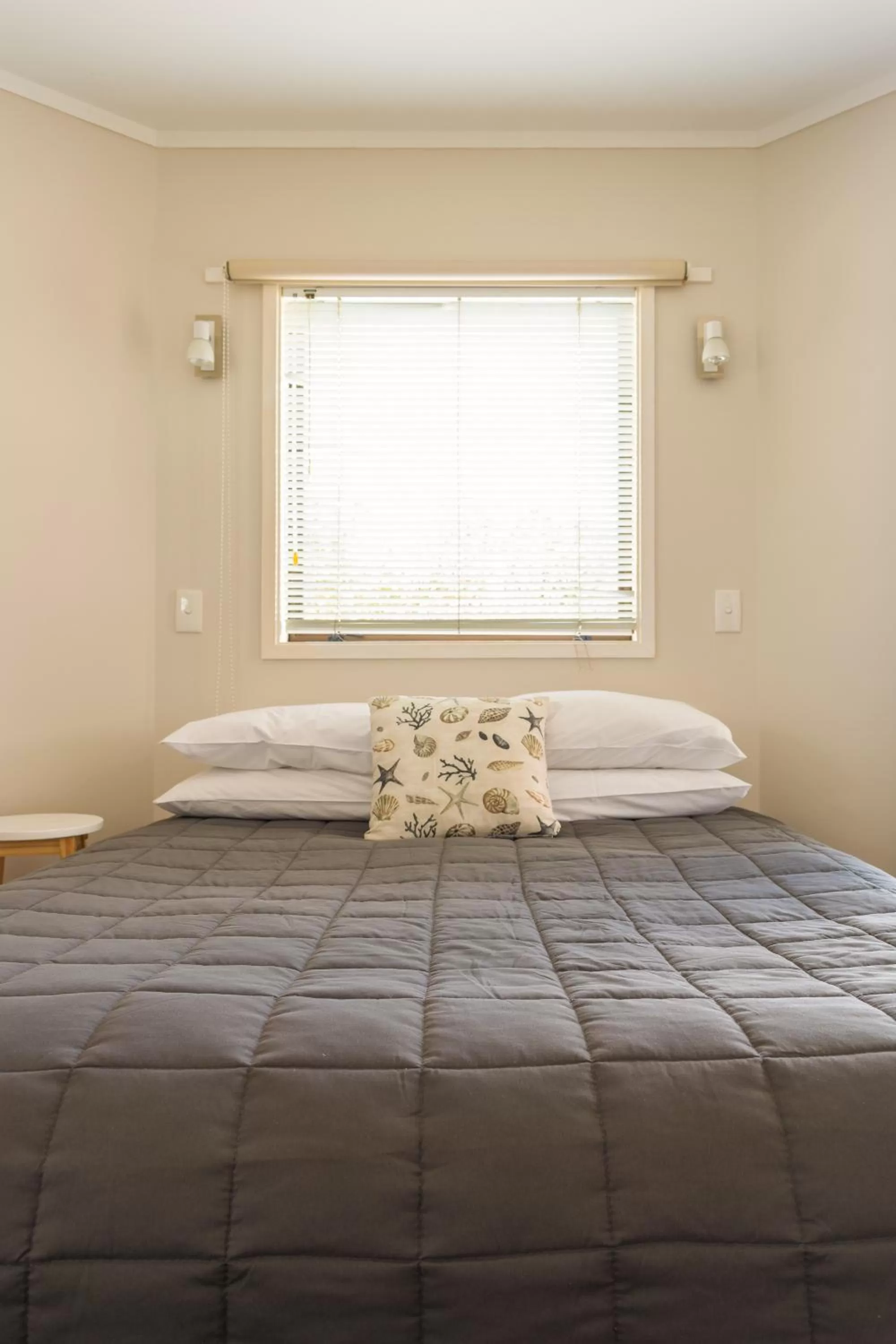 Bedroom, Bed in Snells Beach Motel