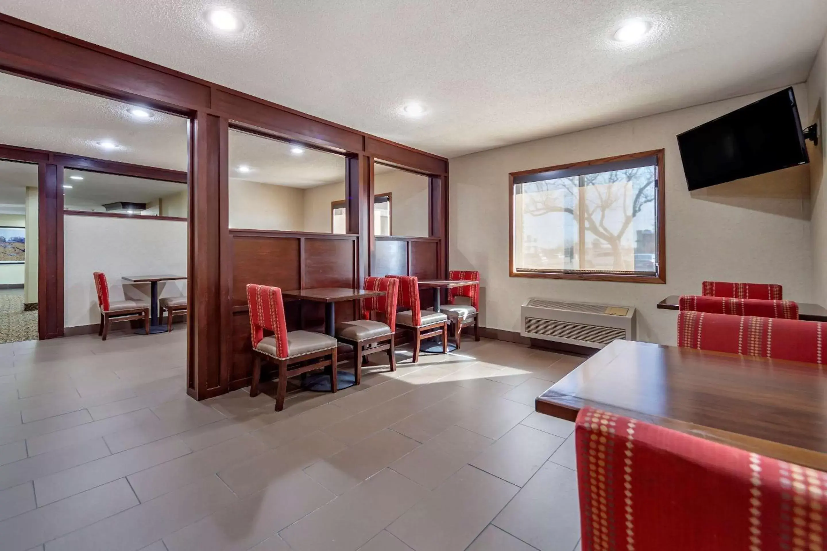 Restaurant/places to eat, Seating Area in Comfort Inn Grand Island North