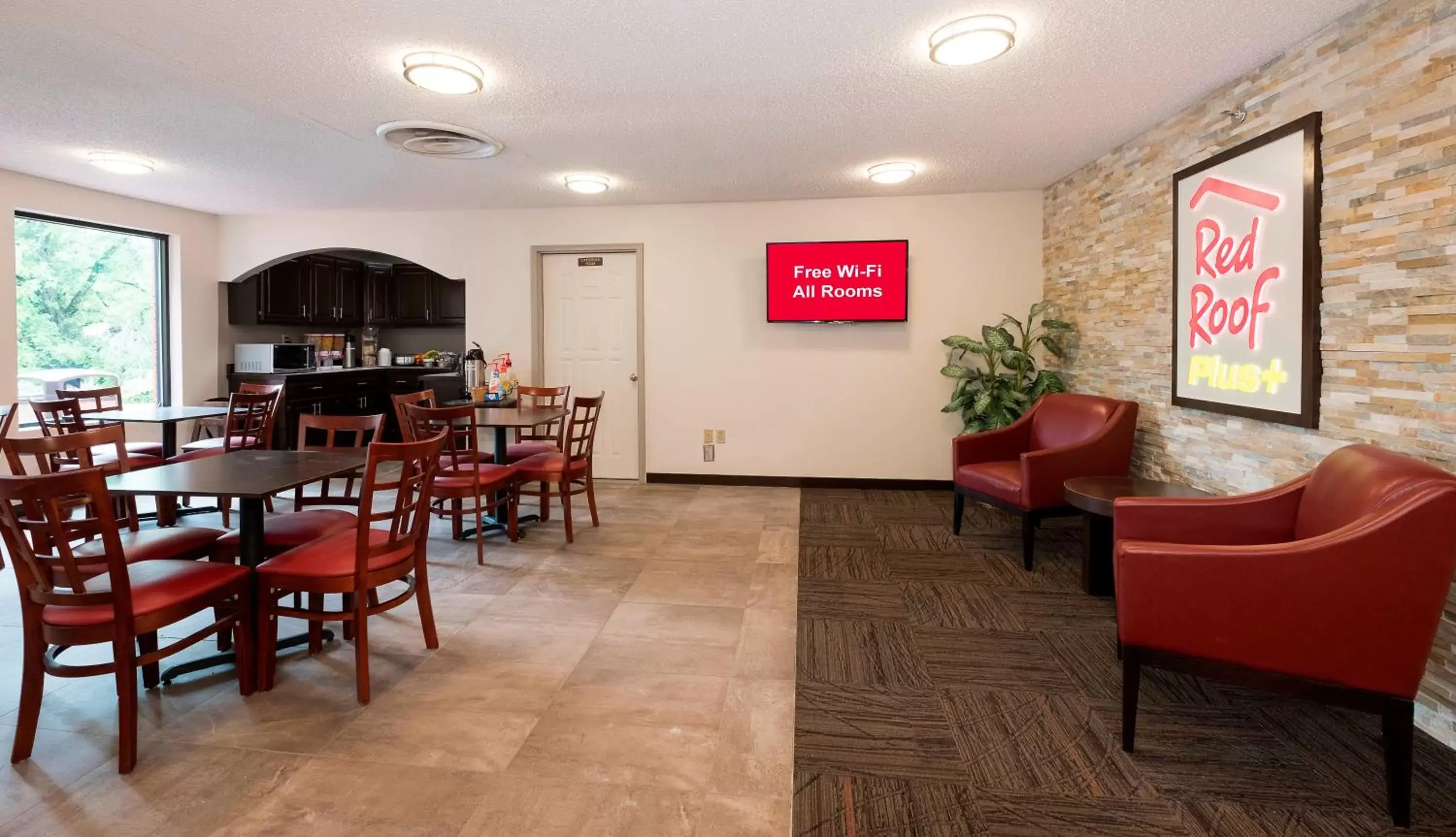 Lobby or reception, Lounge/Bar in Red Roof Inn PLUS+ & Suites Opelika