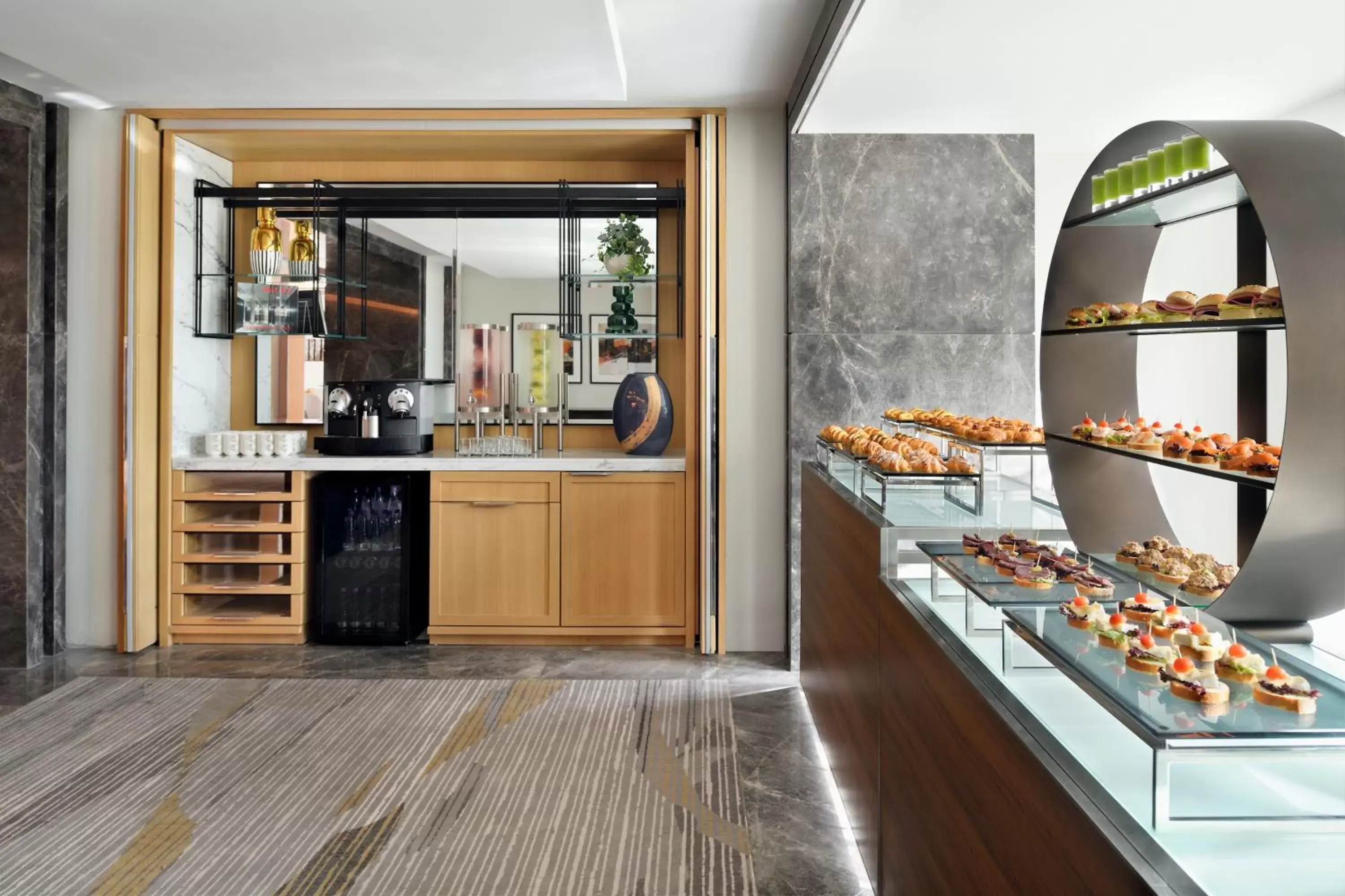 Coffee/tea facilities, Kitchen/Kitchenette in Crowne Plaza - Jeddah Al Salam, an IHG Hotel