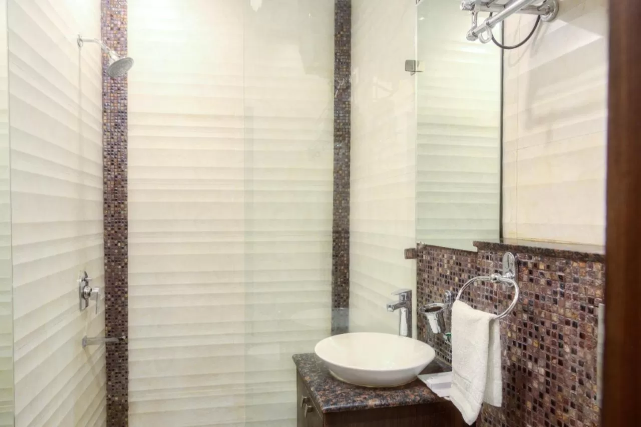 Bathroom in Hotel Dreamland Chandigarh