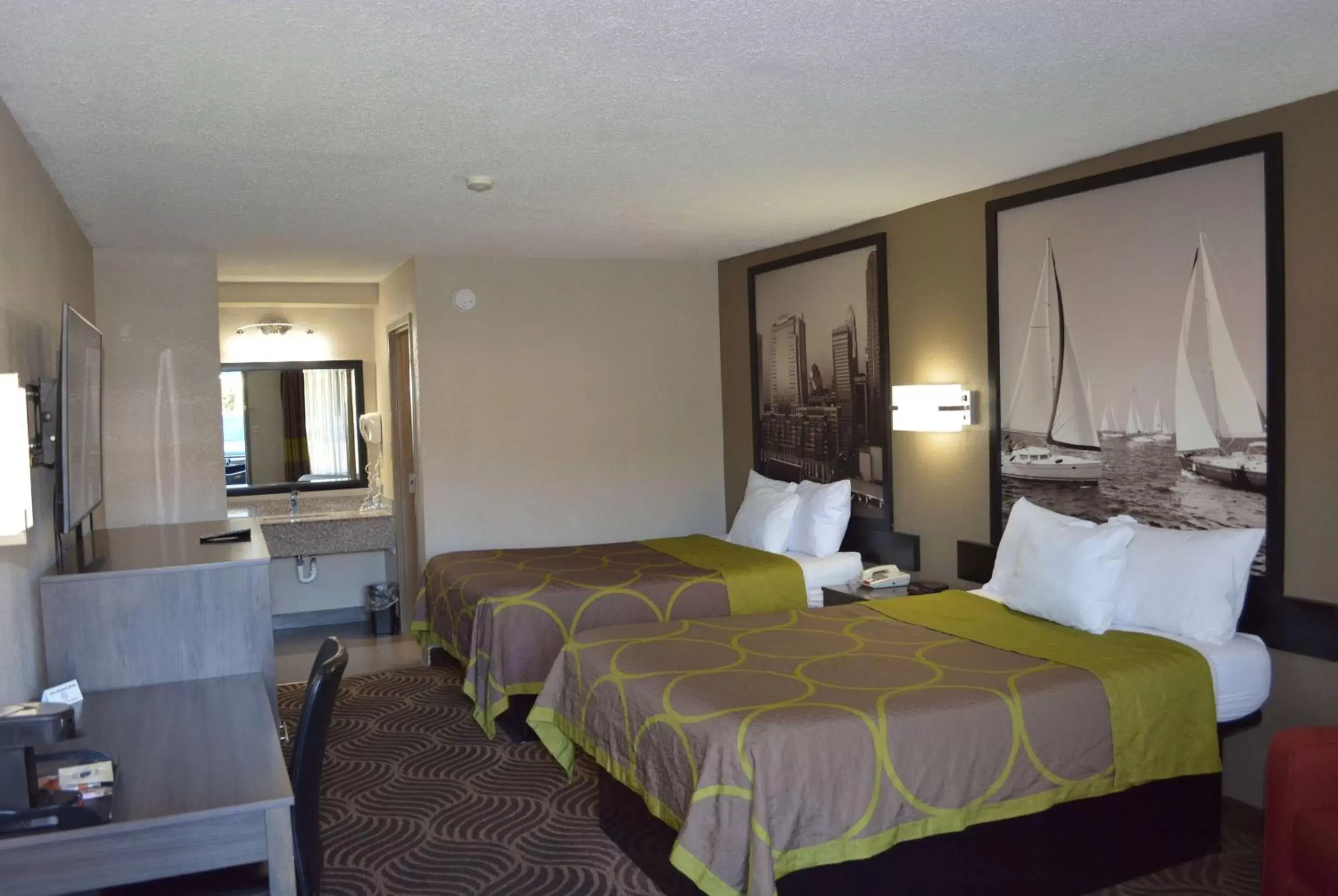 Photo of the whole room, Bed in Super 8 by Wyndham Huntersville/Charlotte Area