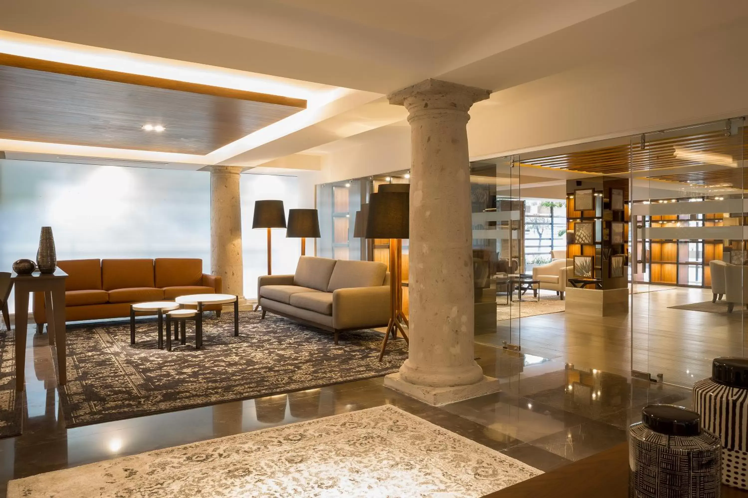 Living room, Lobby/Reception in Hotel Indigo Guadalajara Expo, an IHG Hotel