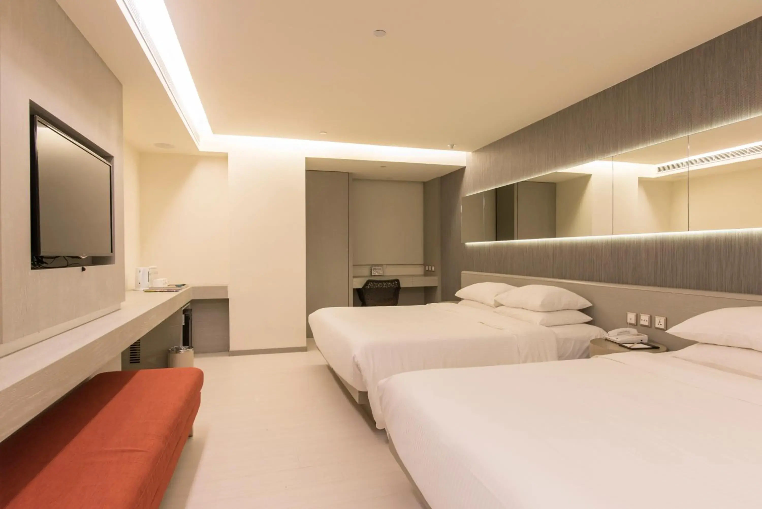 Photo of the whole room, Bed in Inhouse Hotel Yehliu