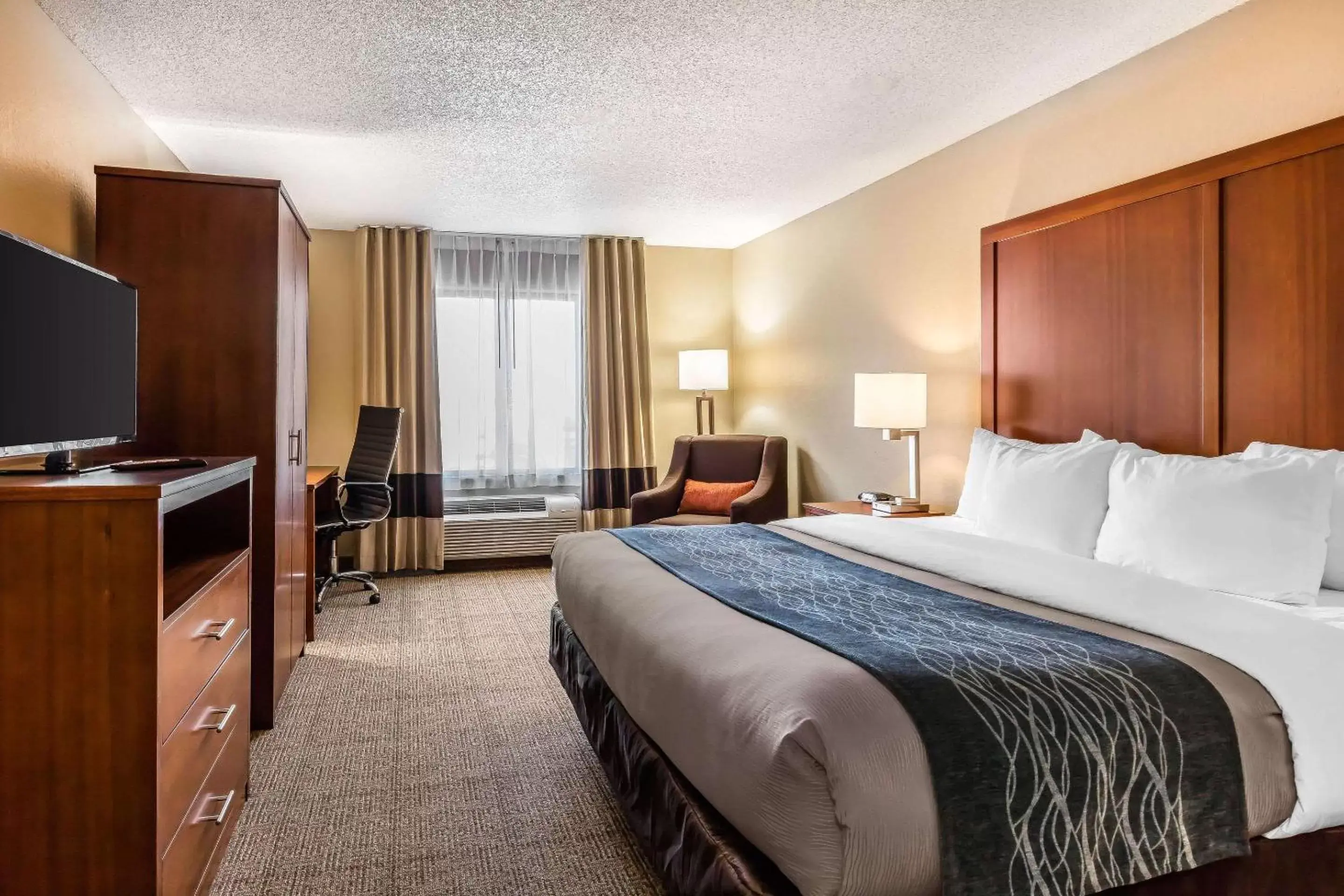 Photo of the whole room, Bed in Comfort Inn & Suites Airport-American Way Memphis
