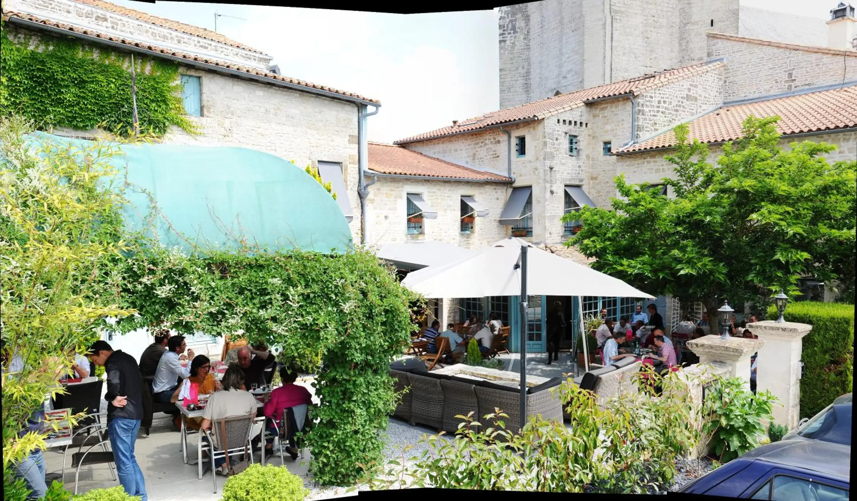 Garden, Restaurant/Places to Eat in Logis Hostellerie de l'Abbaye