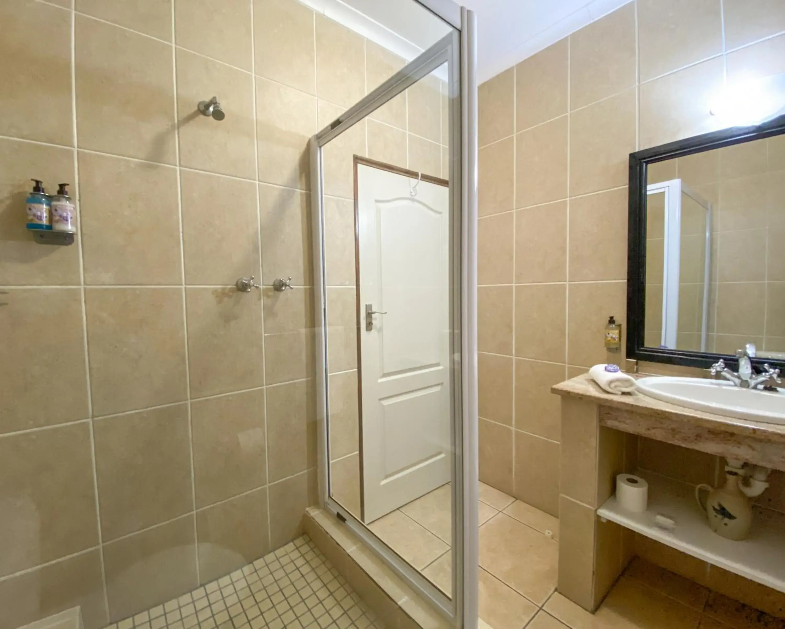 Bathroom in Bar-t-nique Guest House