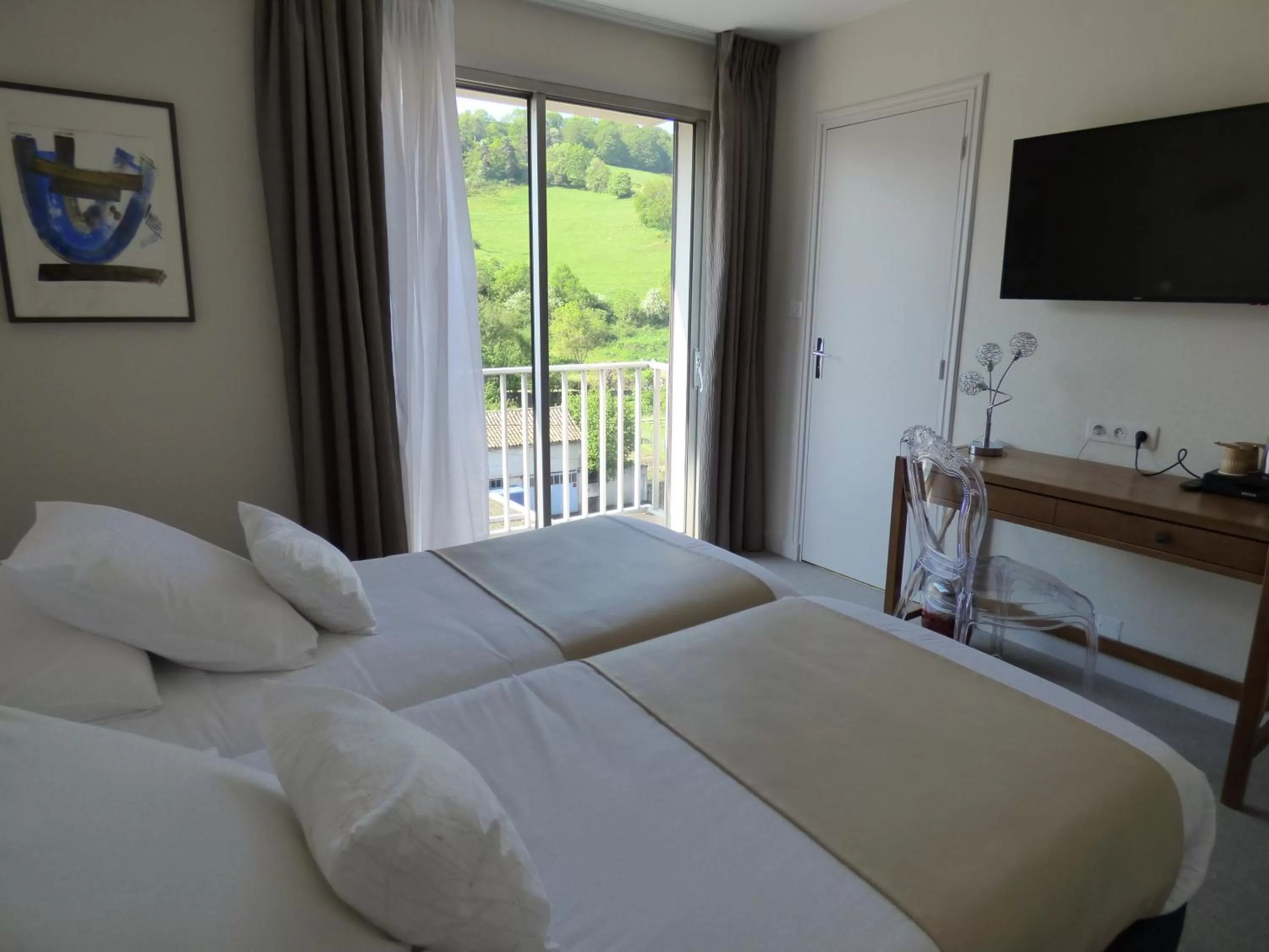 Bed in Cit'Hotel L'Etape