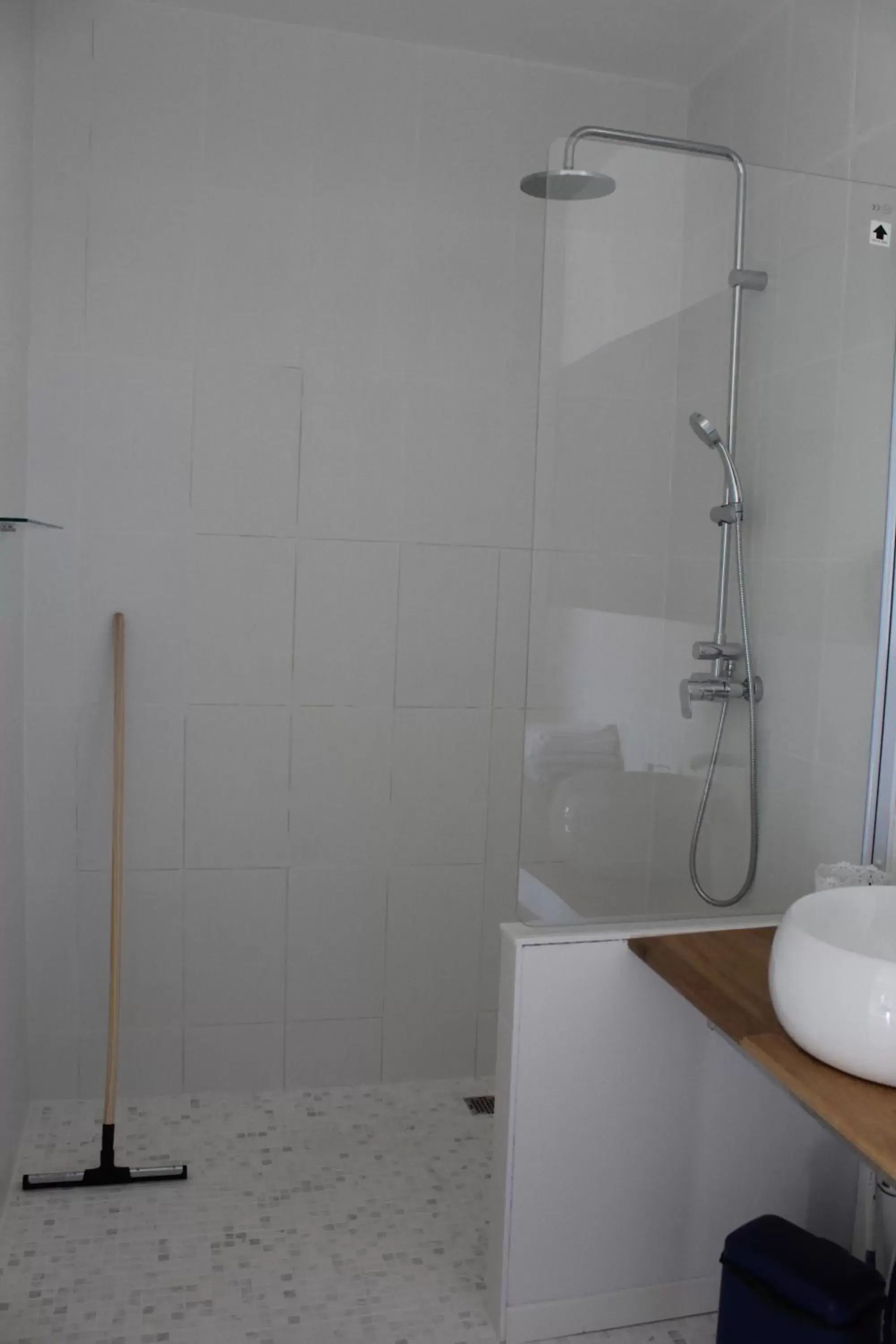 Shower, Bathroom in Chambres d'Hôtes 1001 NUITS Montalivet