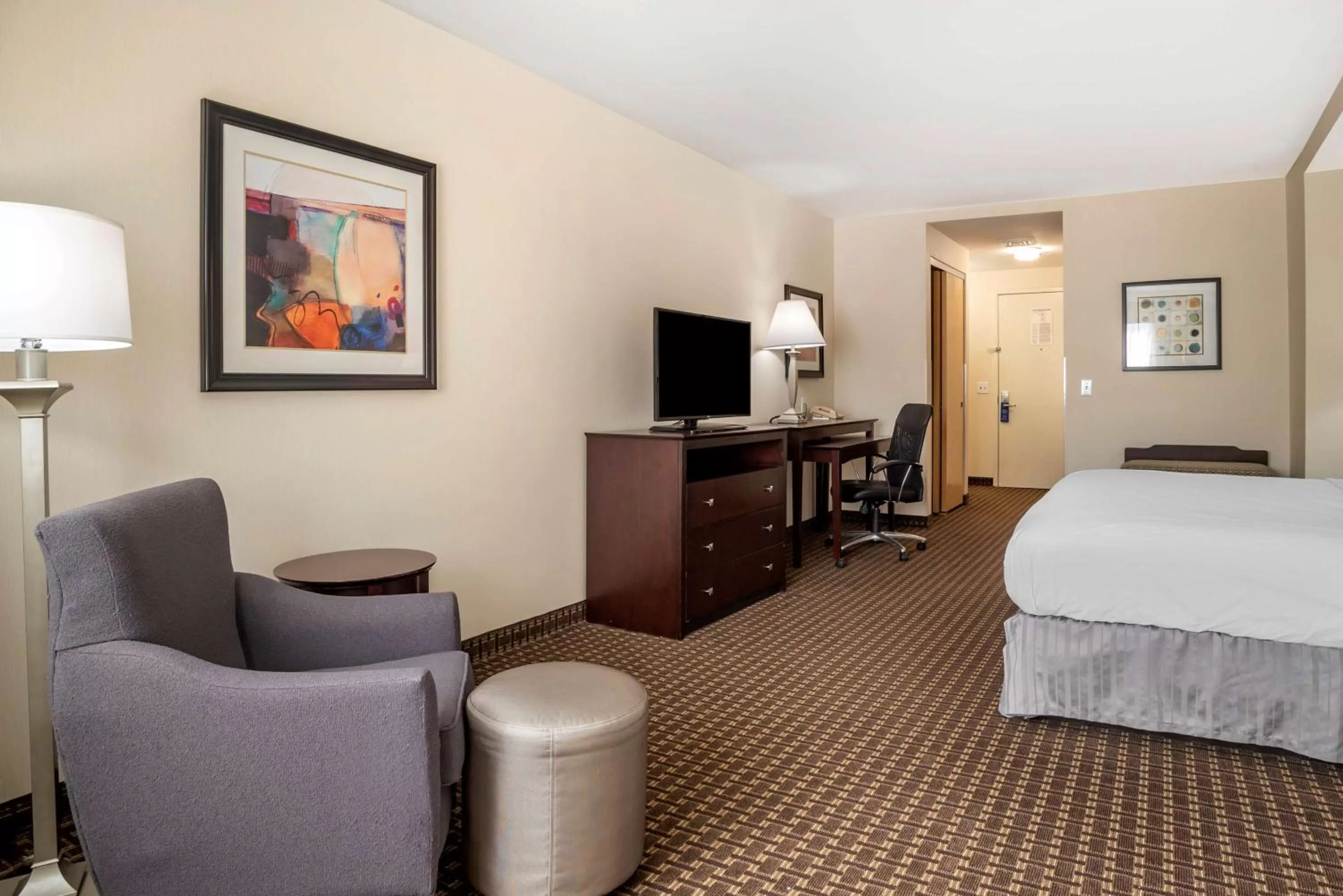Bedroom, Bed in Best Western Plus Philadelphia Airport South - at Widener University