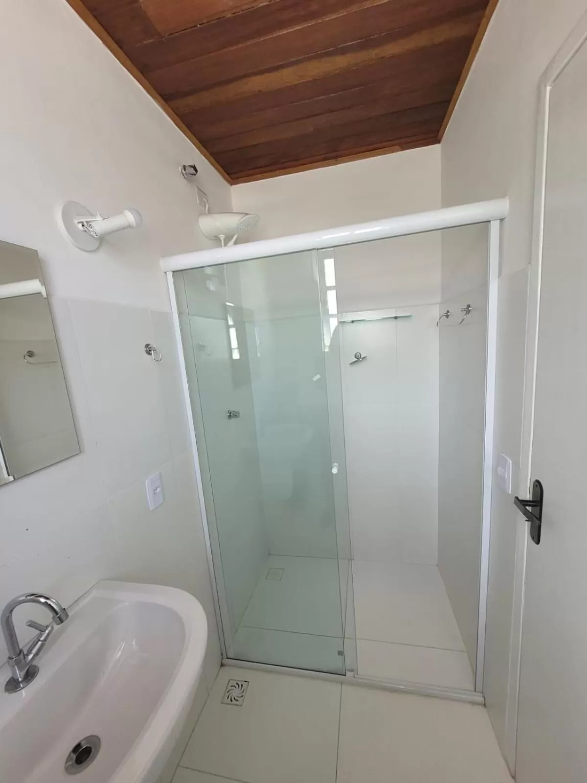 Shower in Pousada Portal de Paraty- COM GERADOR DE ENERGIA- SERVIREMOS UM DELICIOSO JANTAR NA NOITE DE REVEILLON 2026