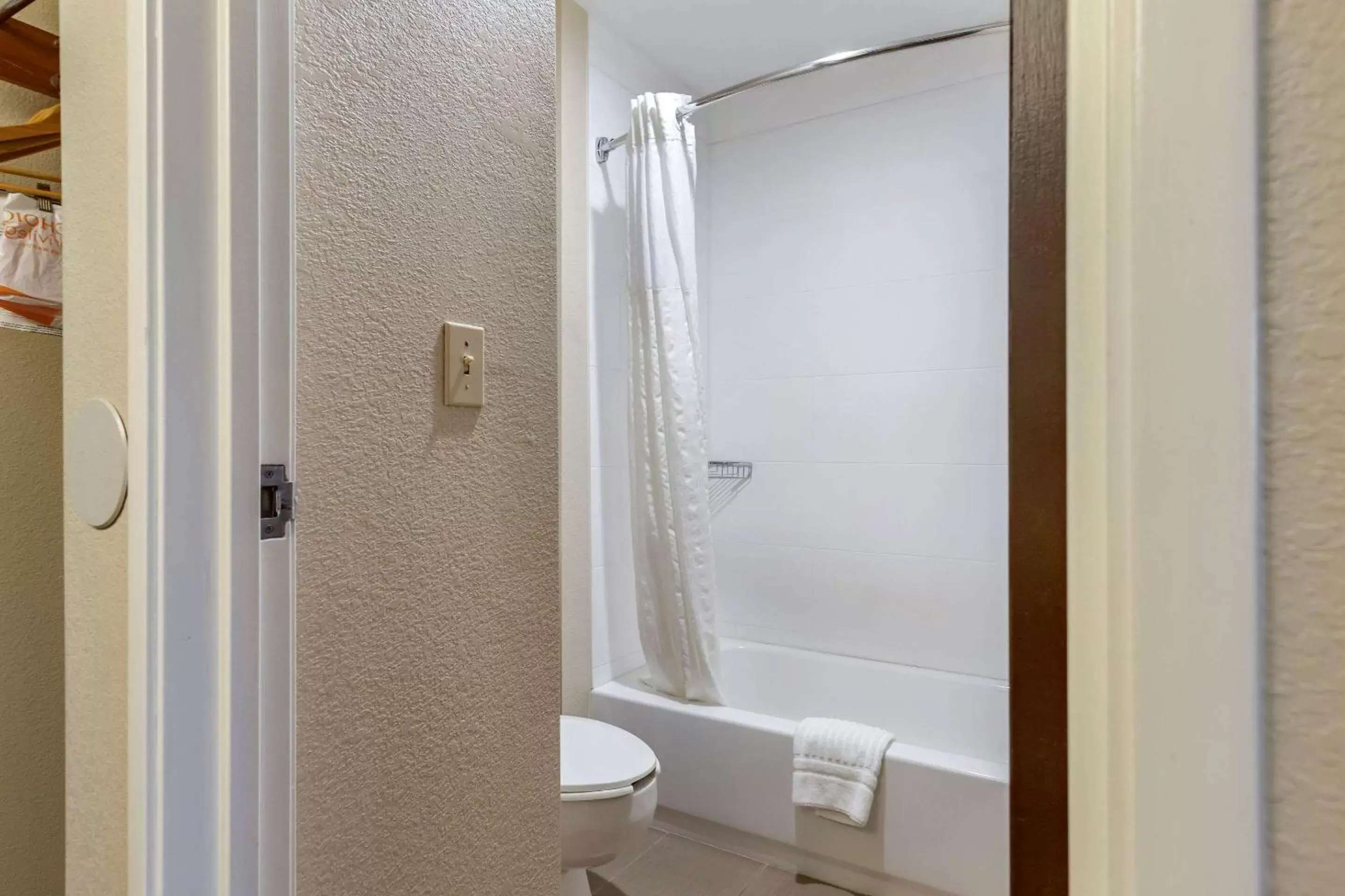 Bathroom in Comfort Inn Near Greenfield Village