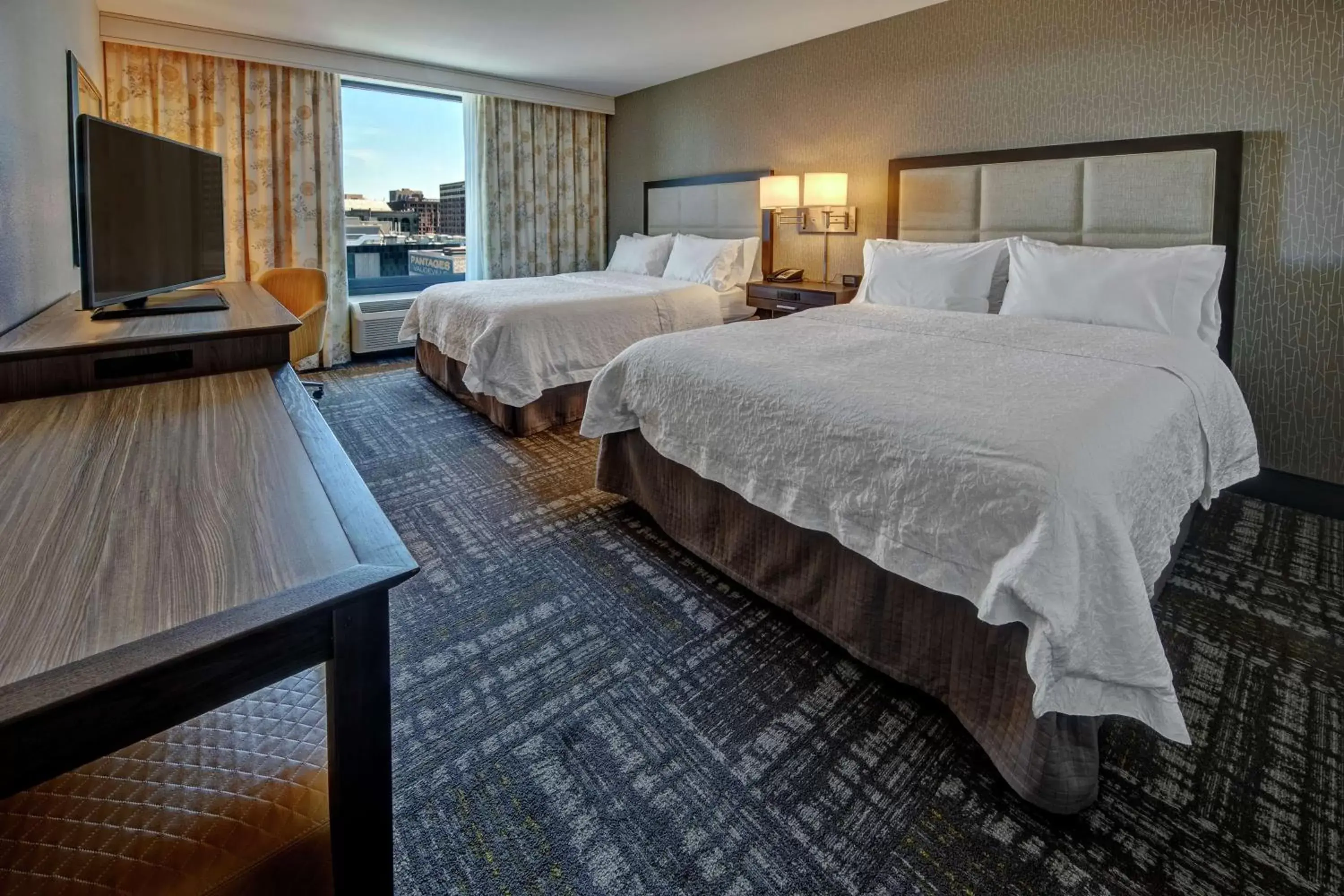 Bedroom, Bed in Hampton Inn & Suites - Minneapolis/Downtown