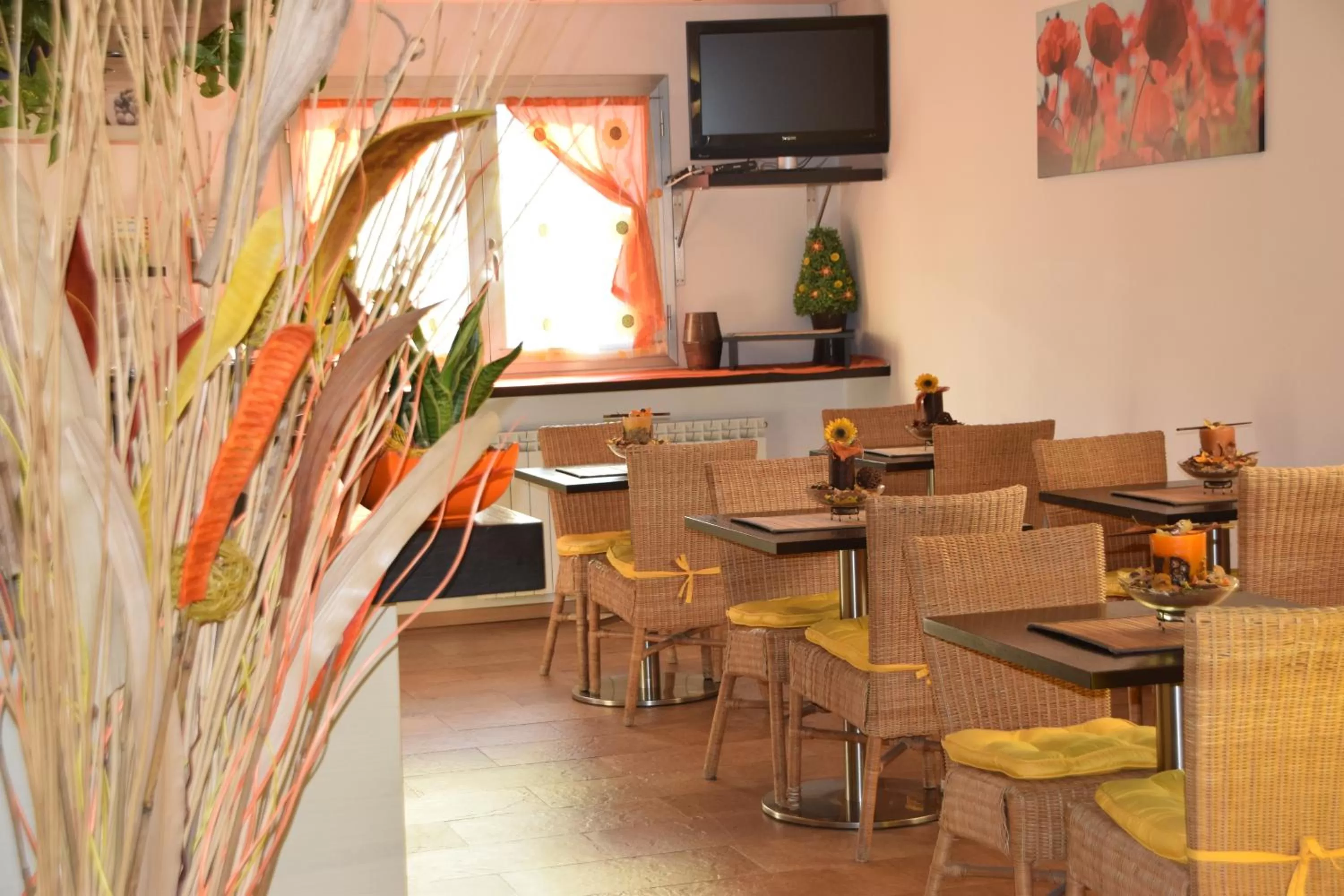 Communal lounge/ TV room in Hotel I Cedri