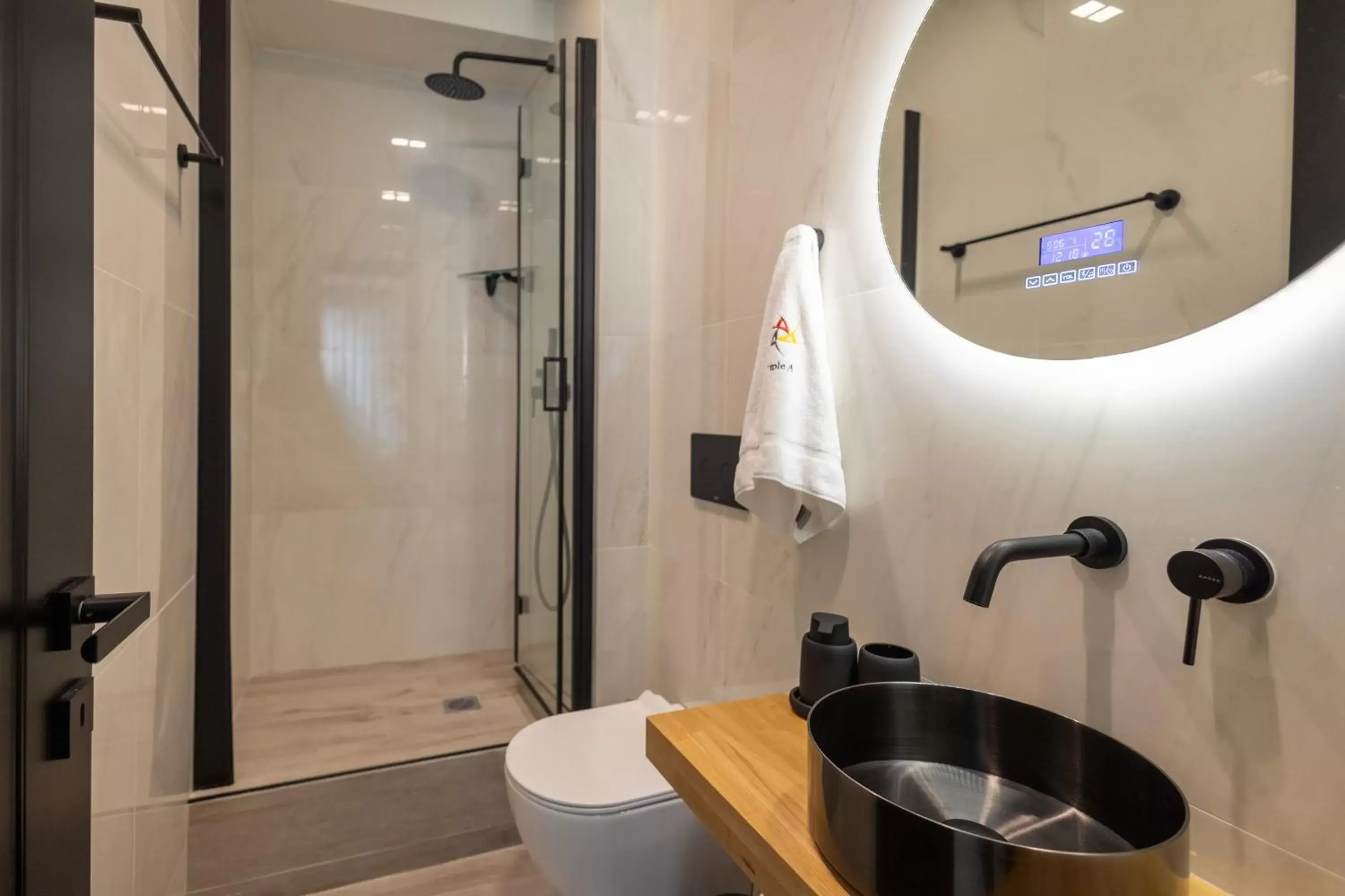 Queen Studio in Triple A @ Trendy Psiri - Art & Nightlife Queen Studio in Triple A @ Trendy Psiri - Art & Nightlife