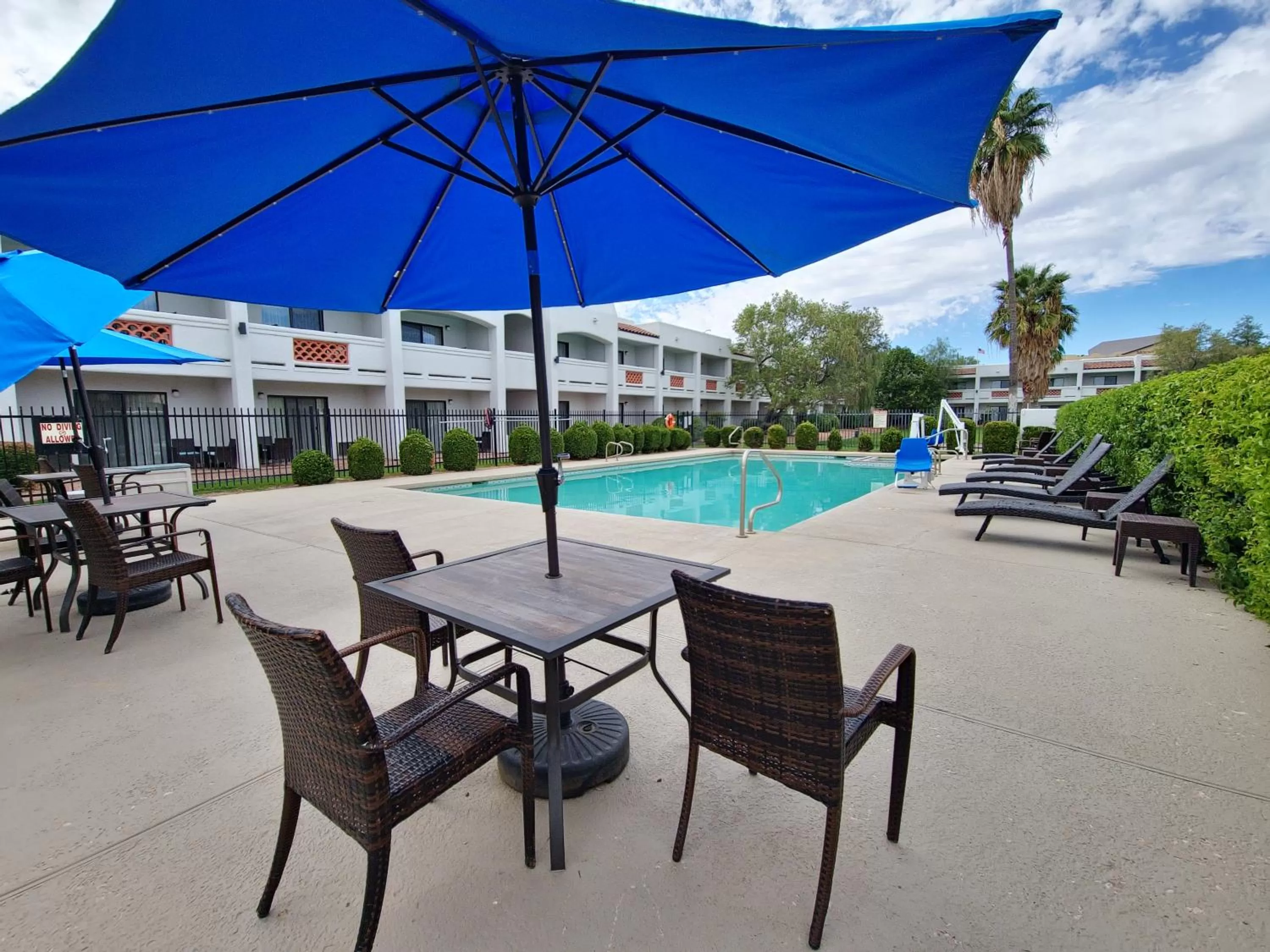 Property building in Los Viajeros Inn