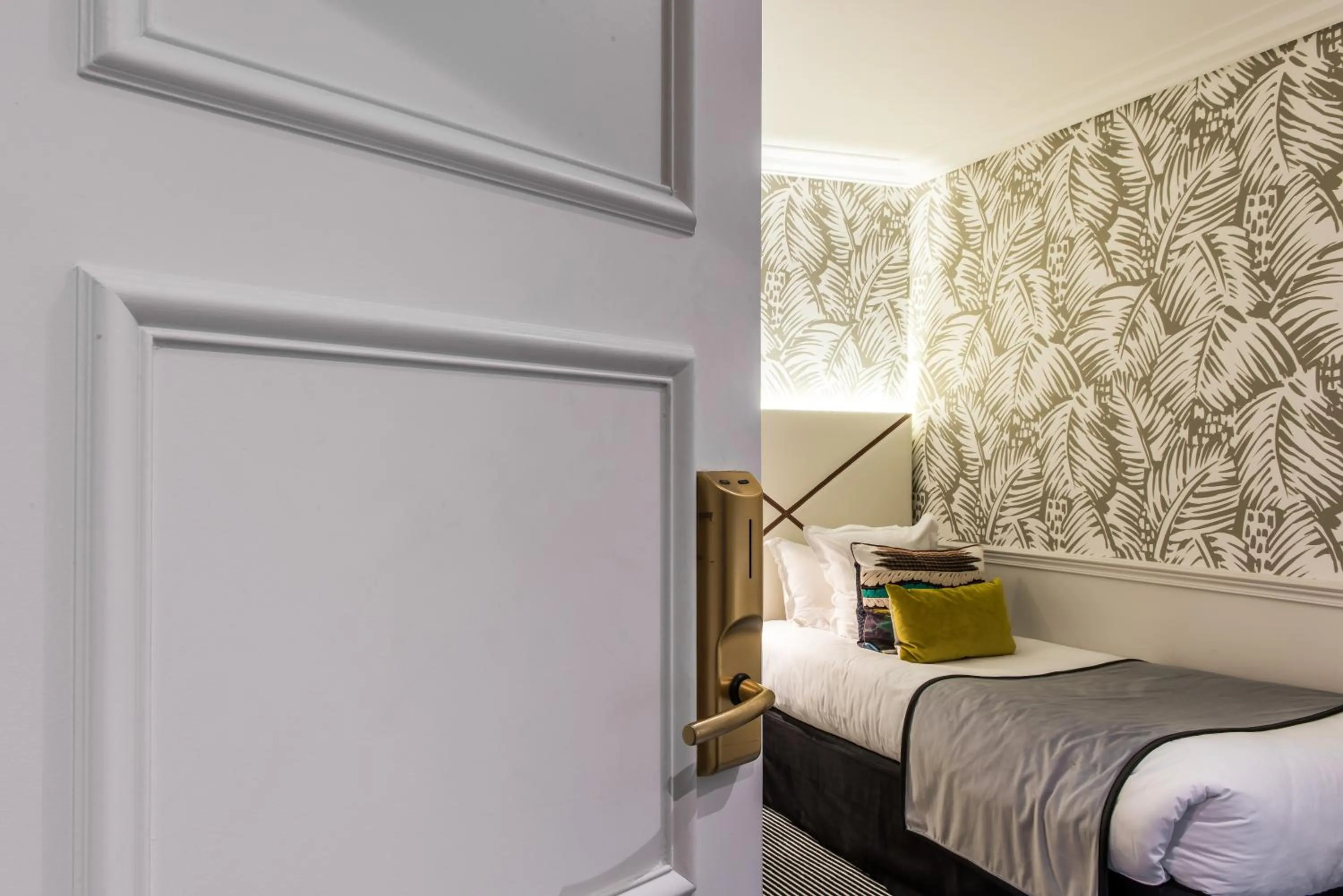 Bedroom, Bed in Hôtel Jardin Le Bréa