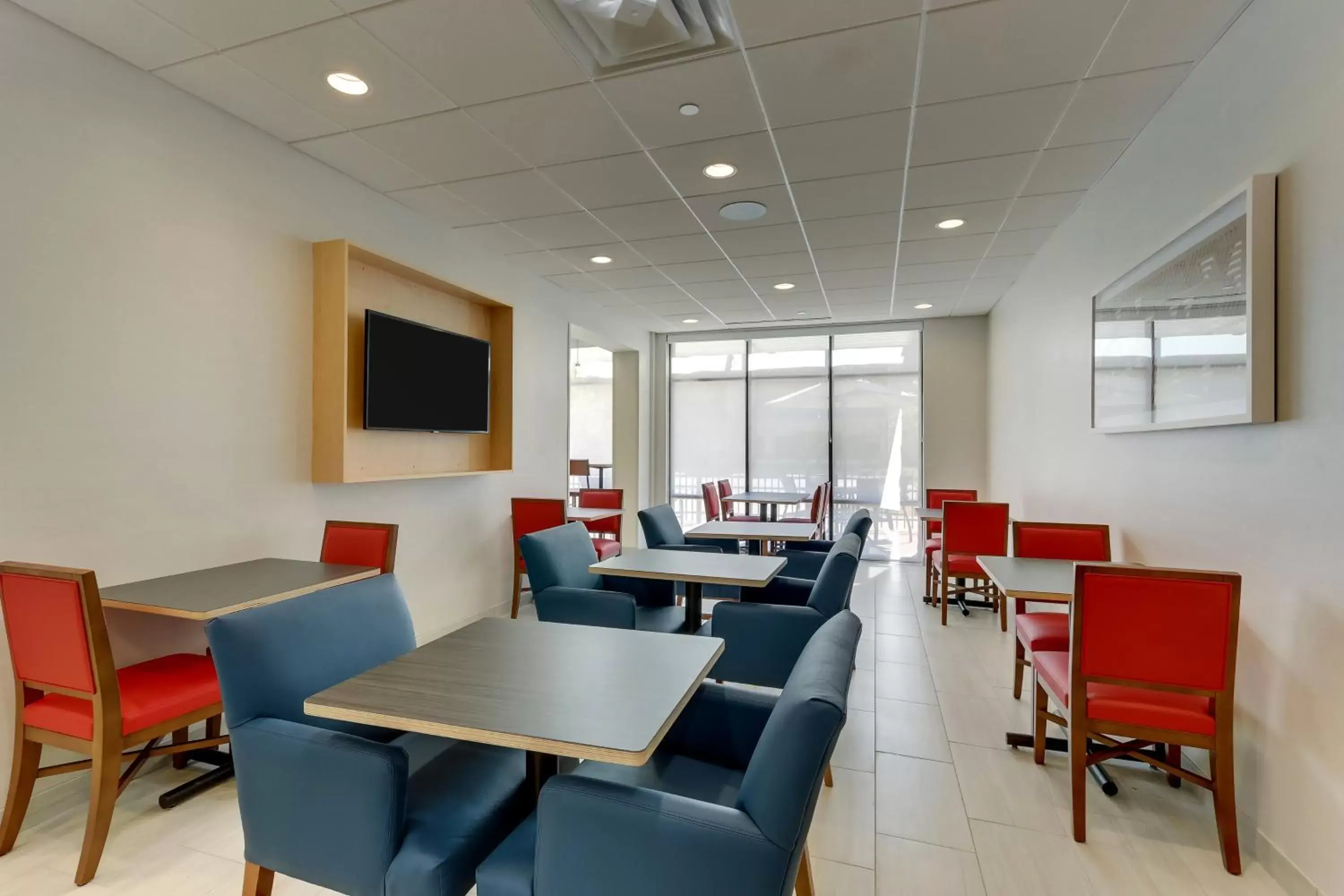 Lobby or reception, Restaurant/Places to Eat in Holiday Inn Express & Suites - Winston - Salem SW - Clemmons, an IHG Hotel