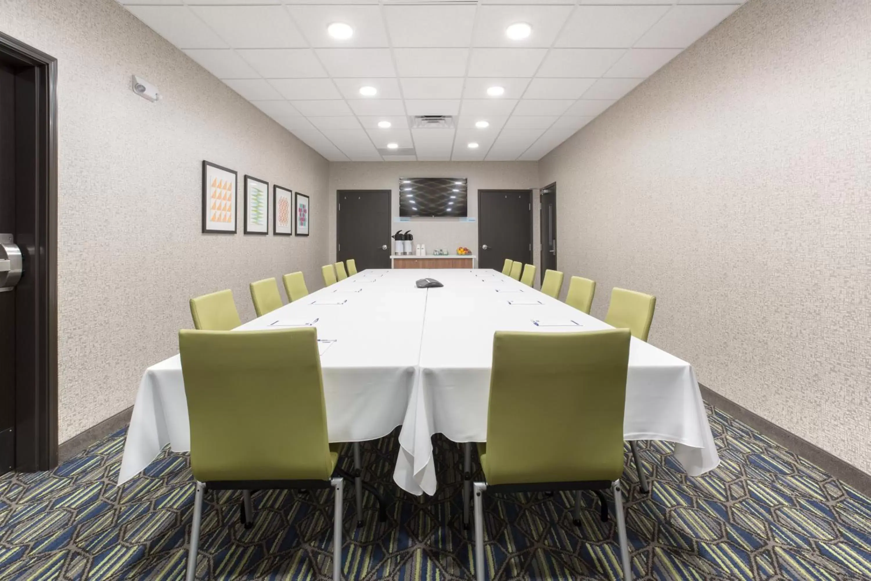 Meeting/conference room in Holiday Inn Express & Suites Lincoln I - 80, an IHG Hotel
