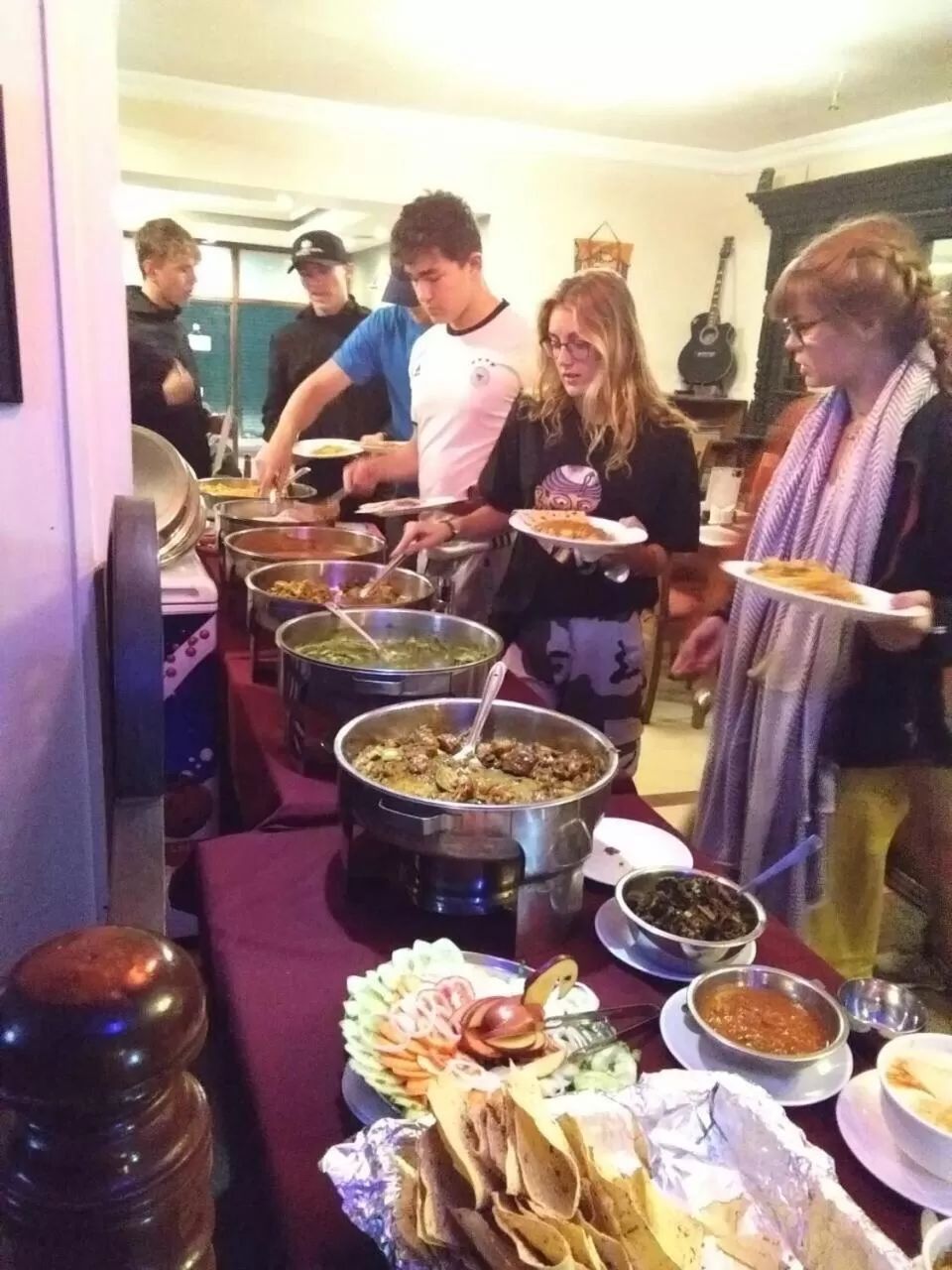 Restaurant/places to eat in Hotel Earth House