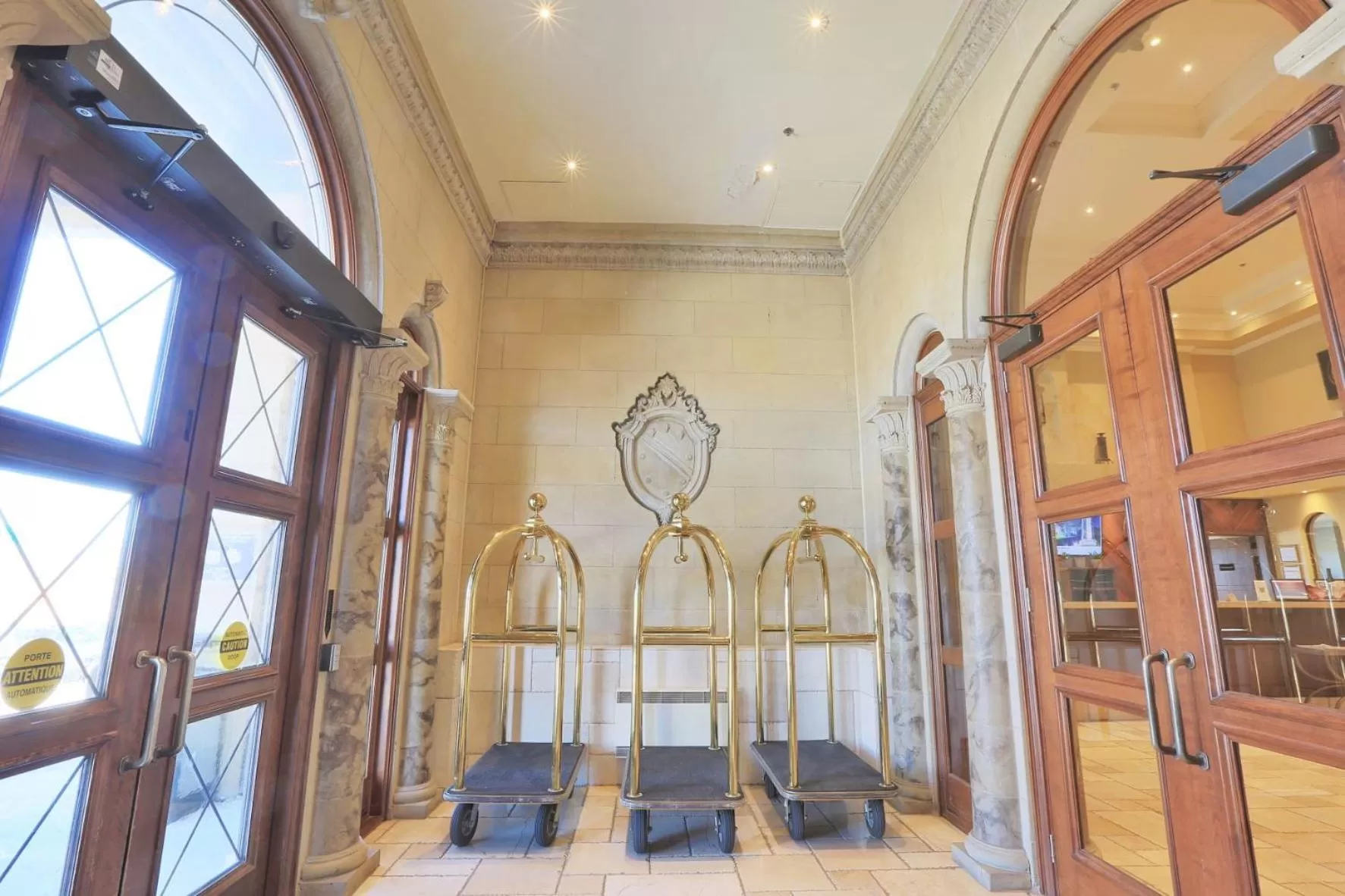 Facade/entrance in Hotel Brossard