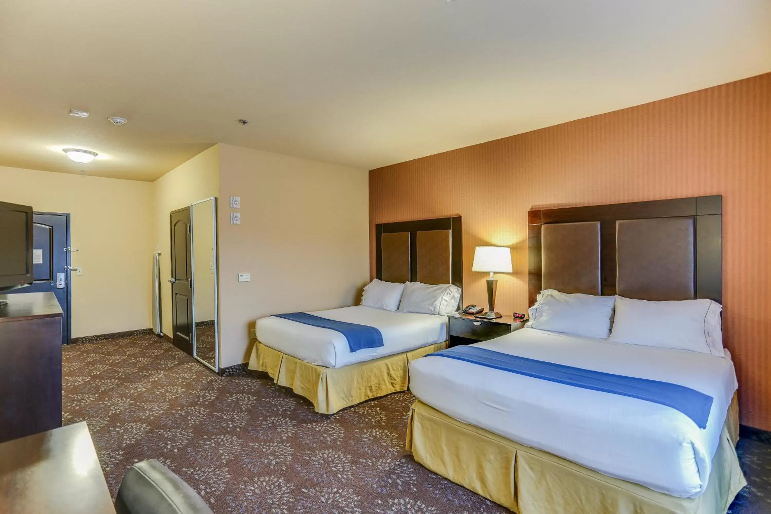 Photo of the whole room, Bed in Holiday Inn Express Hotel & Suites Huntsville, an IHG Hotel