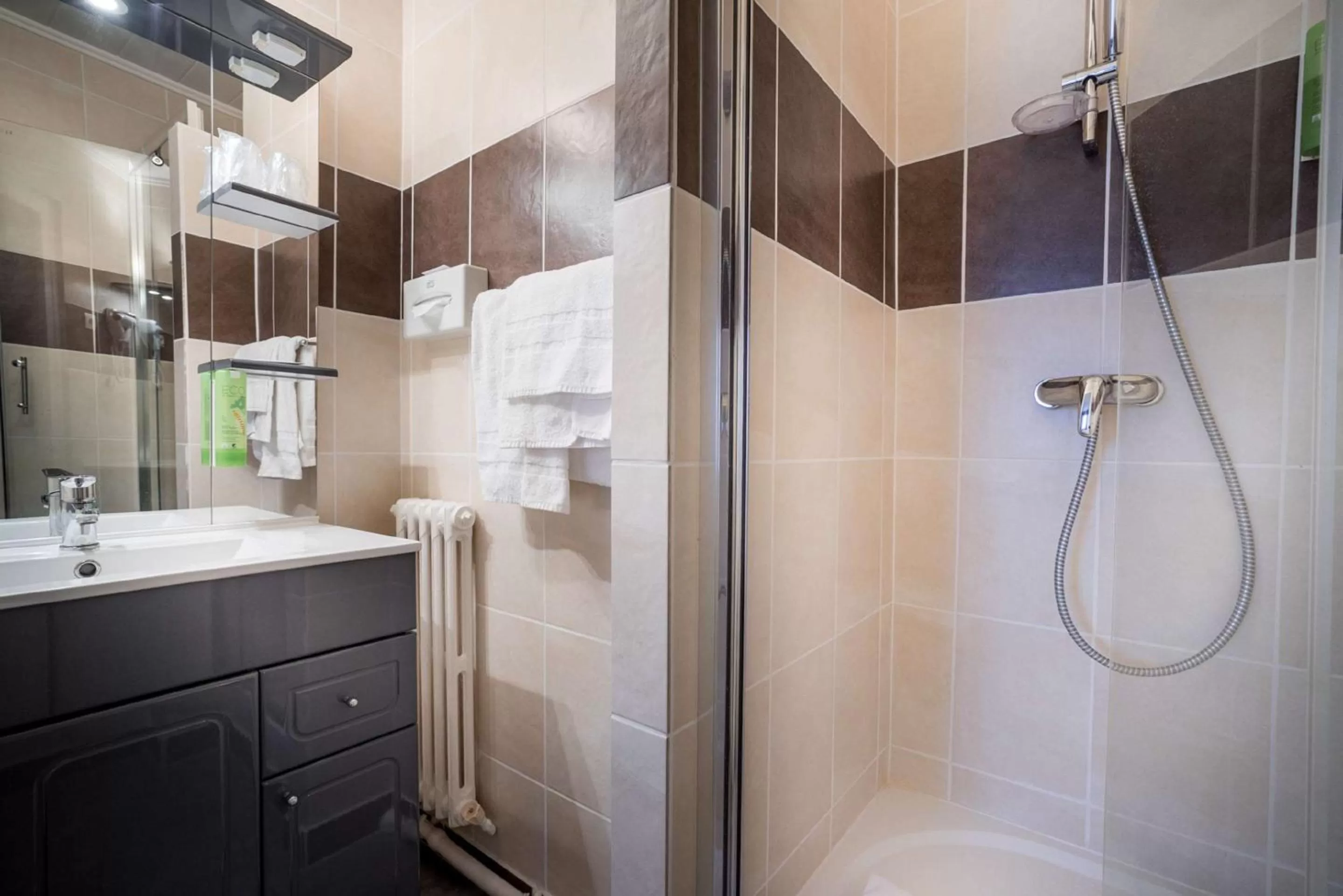 Bathroom in Best Western Hotel Ile de France