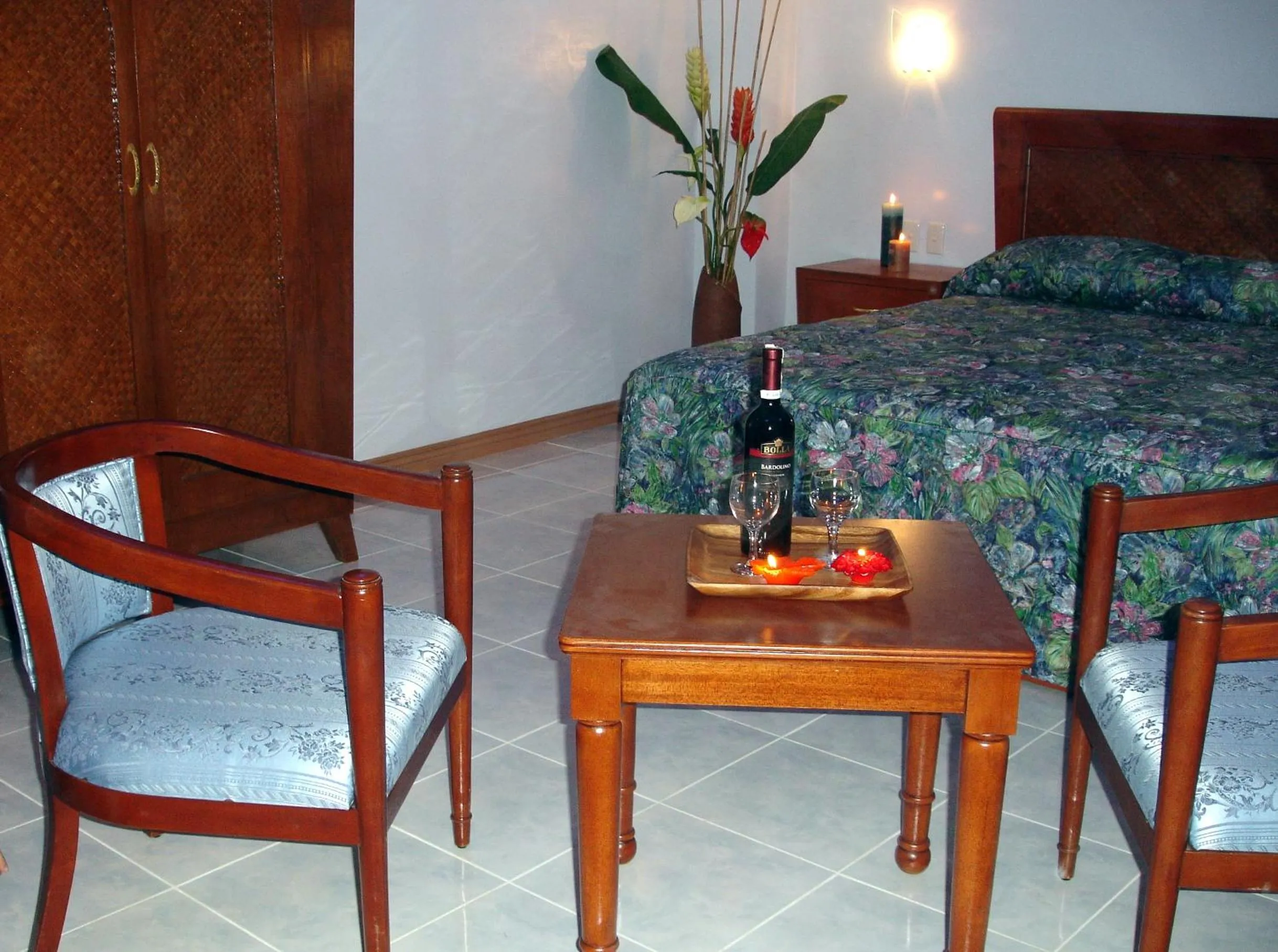 Seating area, Bed in Pacific Breeze Hotel and Resort