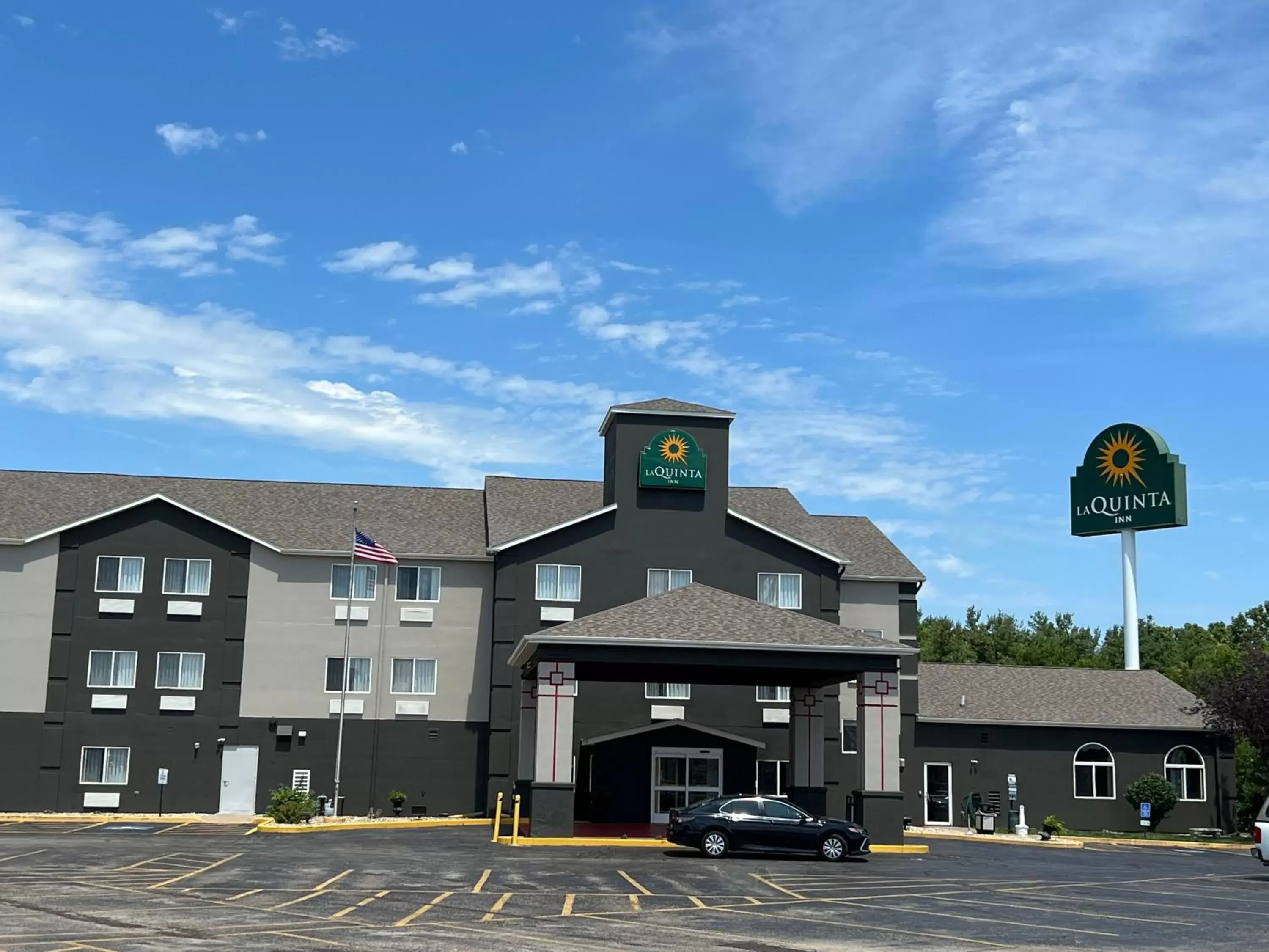 Property Building in La Quinta Inn by Wyndham Peru Starved Rock State Park