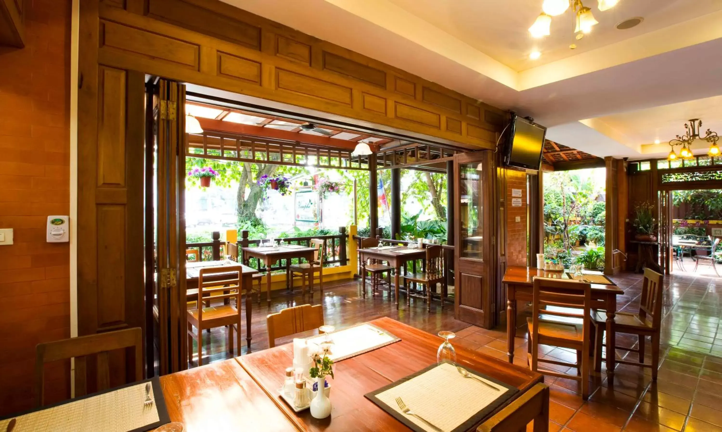 Restaurant/Places to Eat in Lamphu Tree House Boutique Hotel