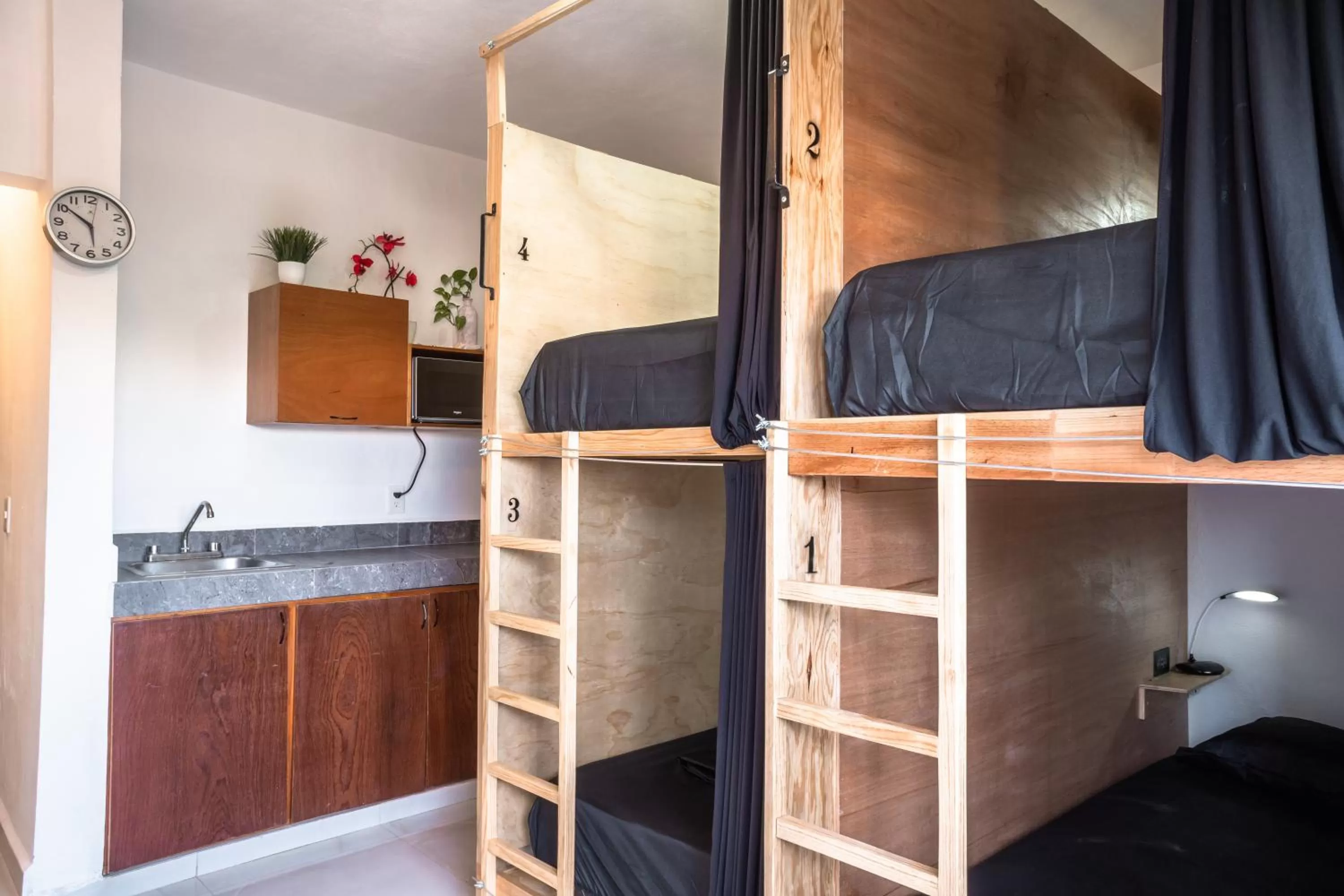 bunk bed in Maui hostel playa del carmen