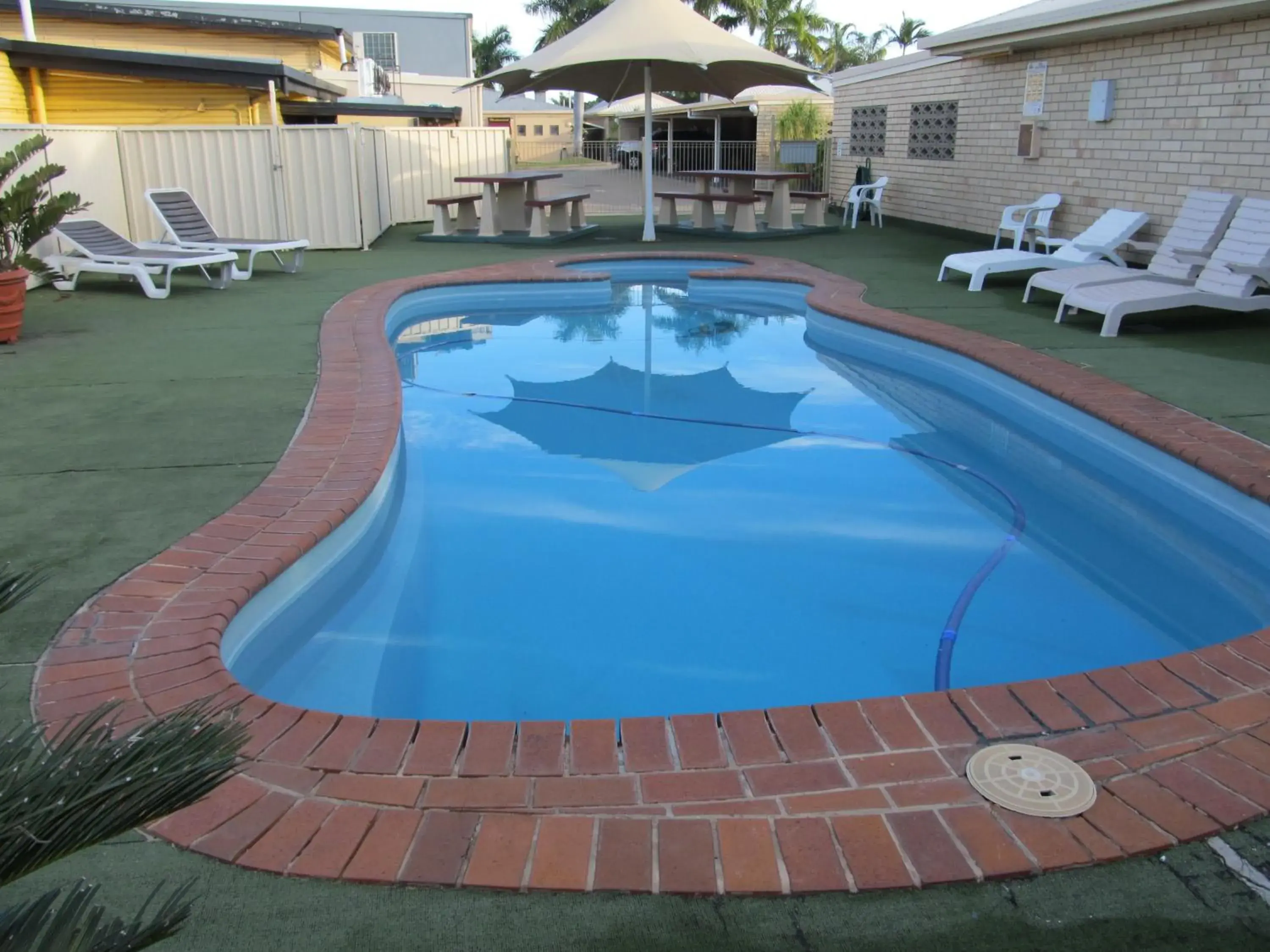 Swimming Pool in SunPalms Motel
