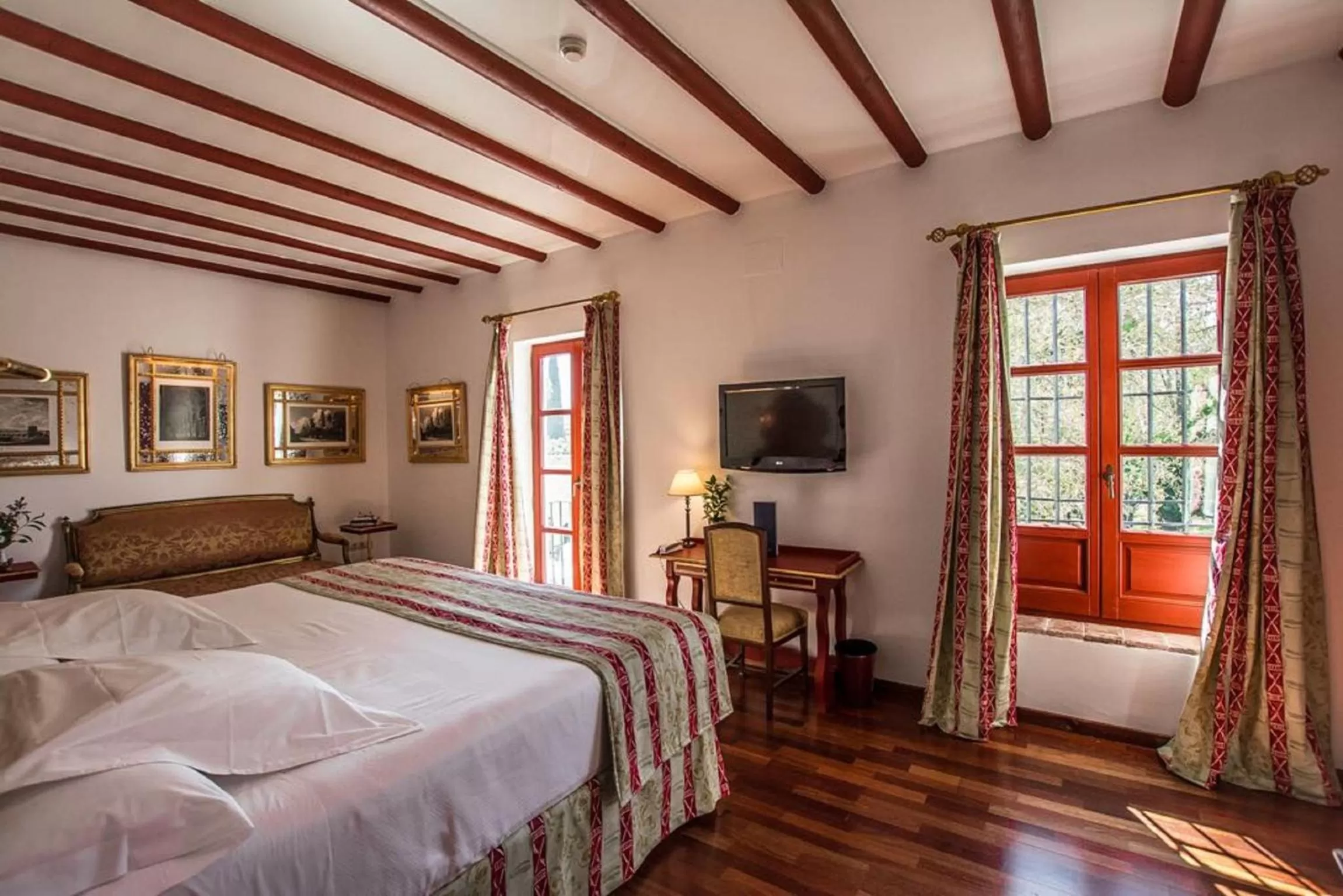 Photo of the whole room, Bed in Las Casas de la Judería de Córdoba