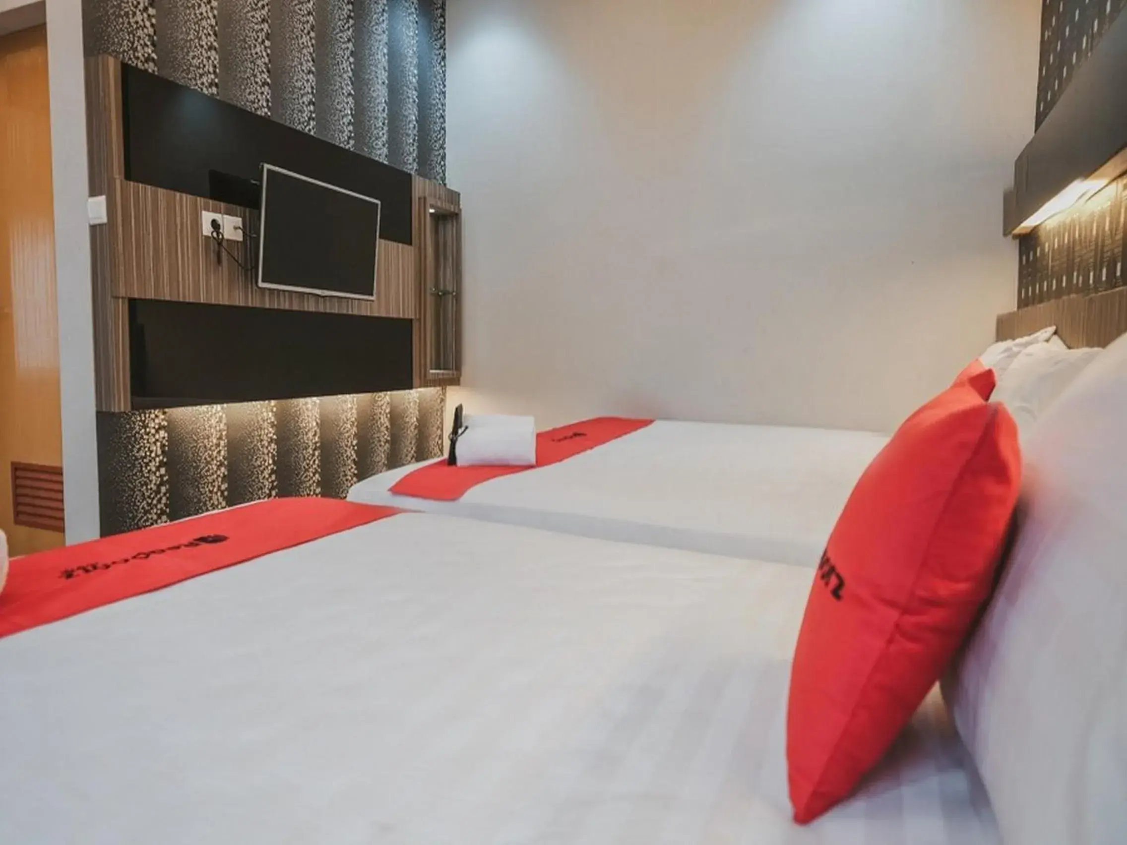 Bedroom, Bed in RedDoorz @ Jamin Ginting Medan