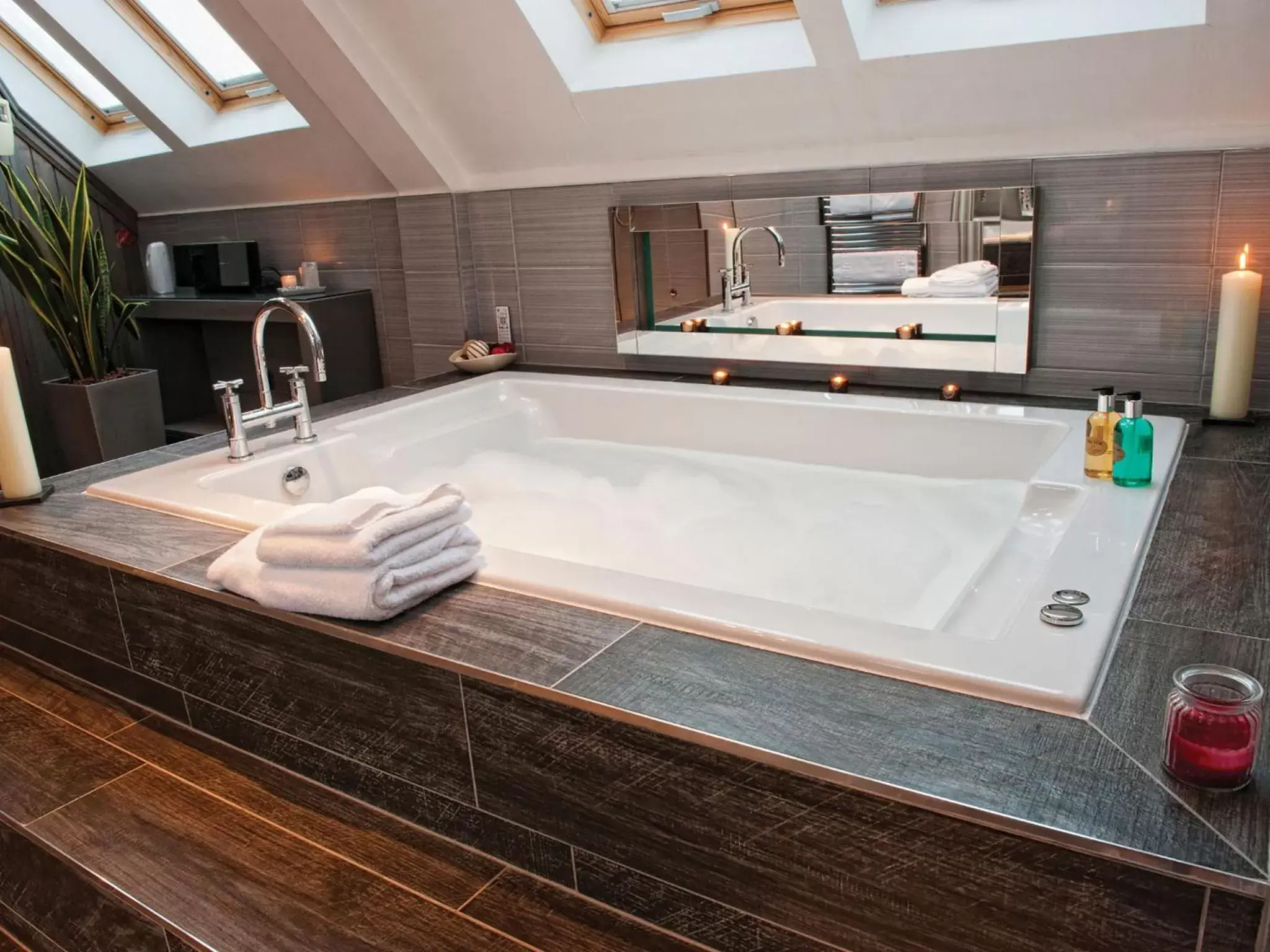Hot Tub, Bathroom in The Gailes Hotel & Spa