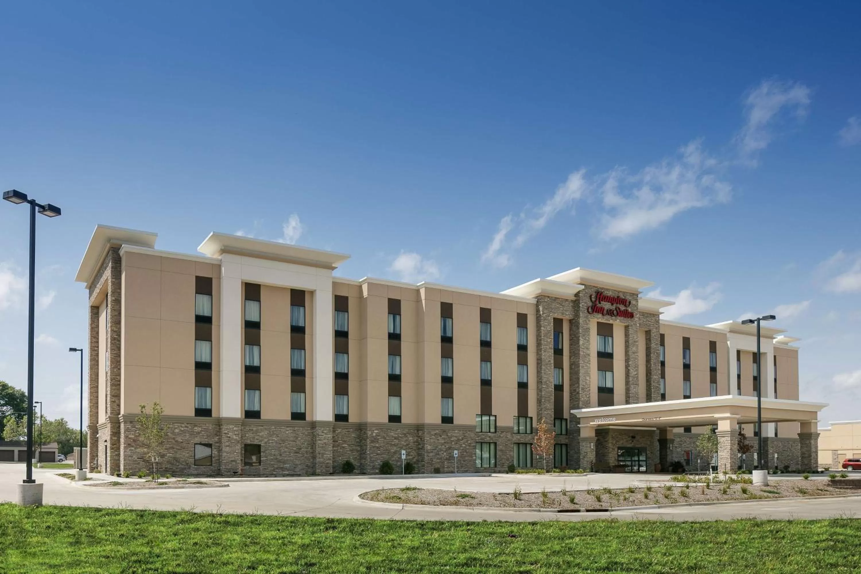 Property building in Hampton Inn & Suites Mason City, IA