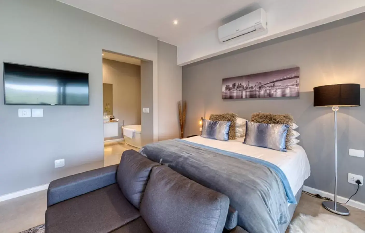 Bedroom, Bed in Crown on the Heads Bedroom, Bed in Crown on the Heads