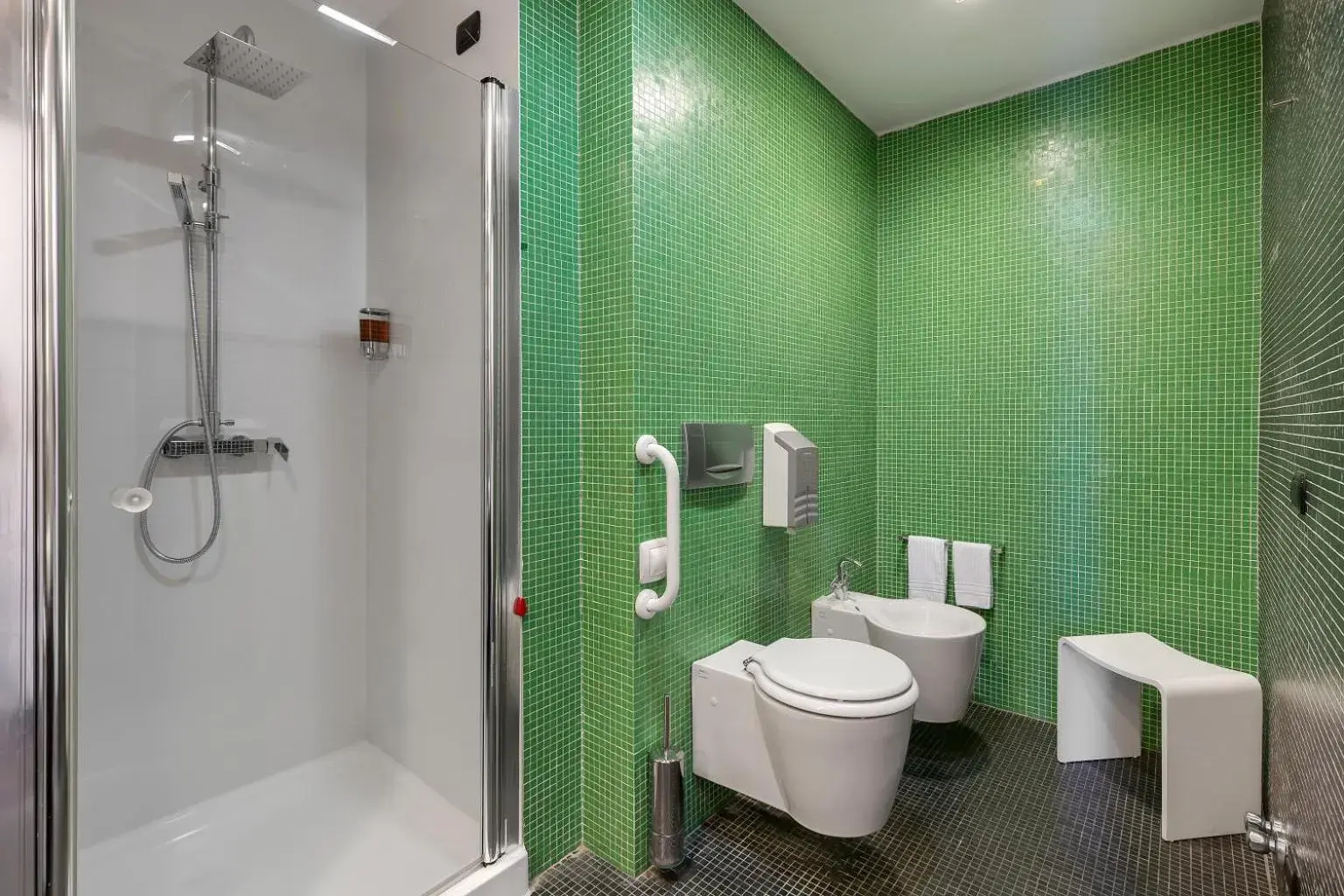 Shower, Bathroom in Hotel Ancora