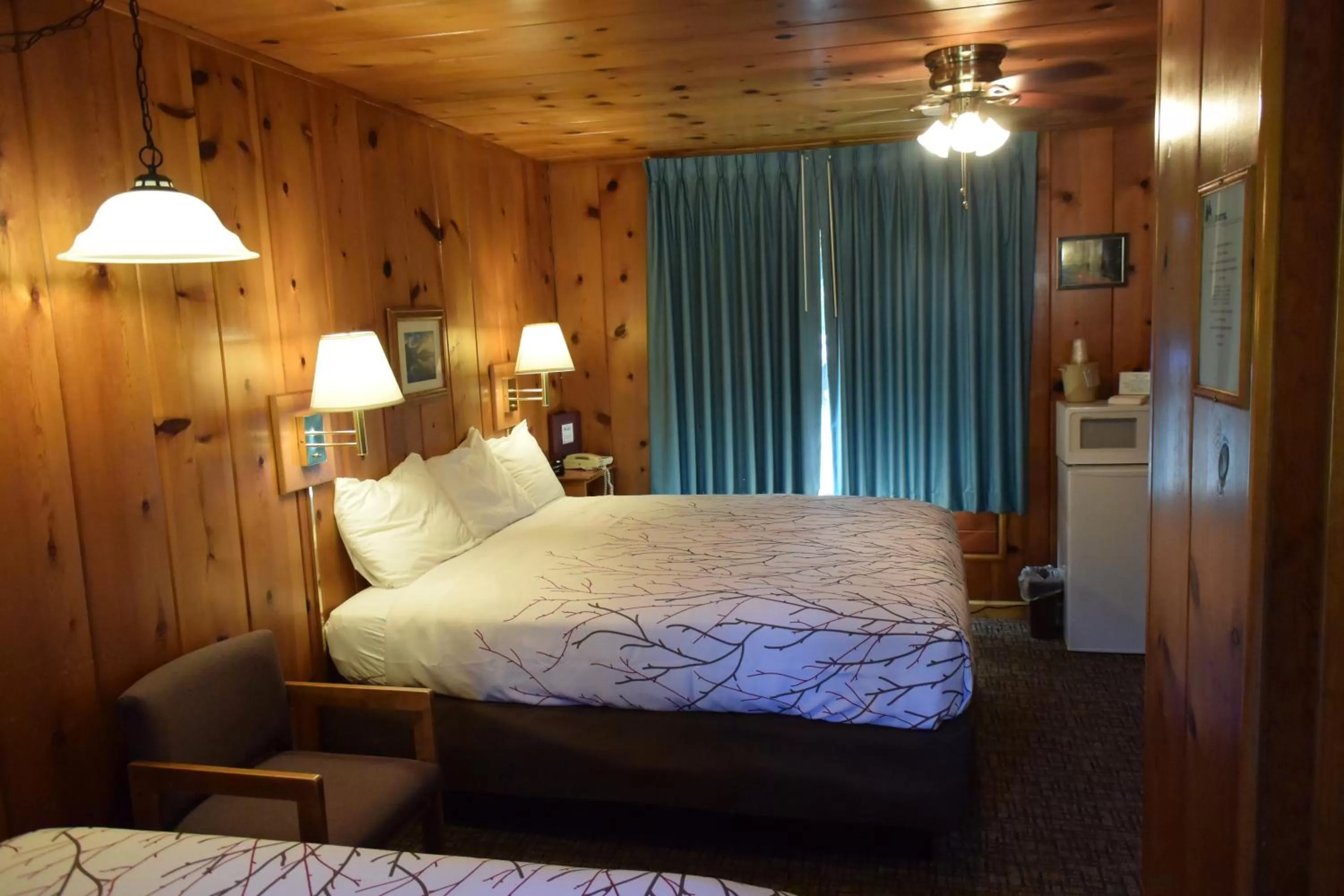 Bed in Park Motel and Cabins