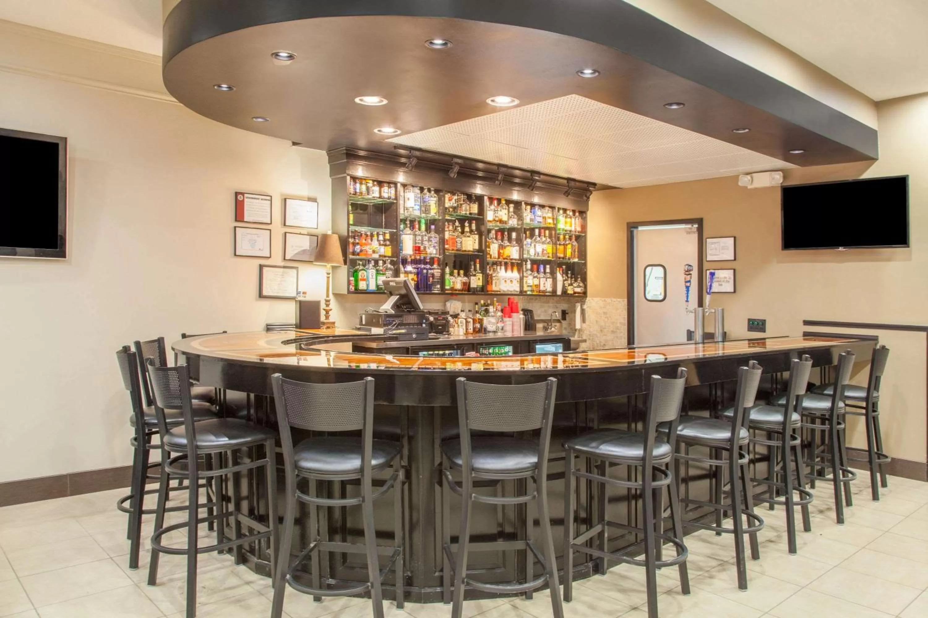 Lounge or bar in Hawthorn Extended Stay by Wyndham Bloomington