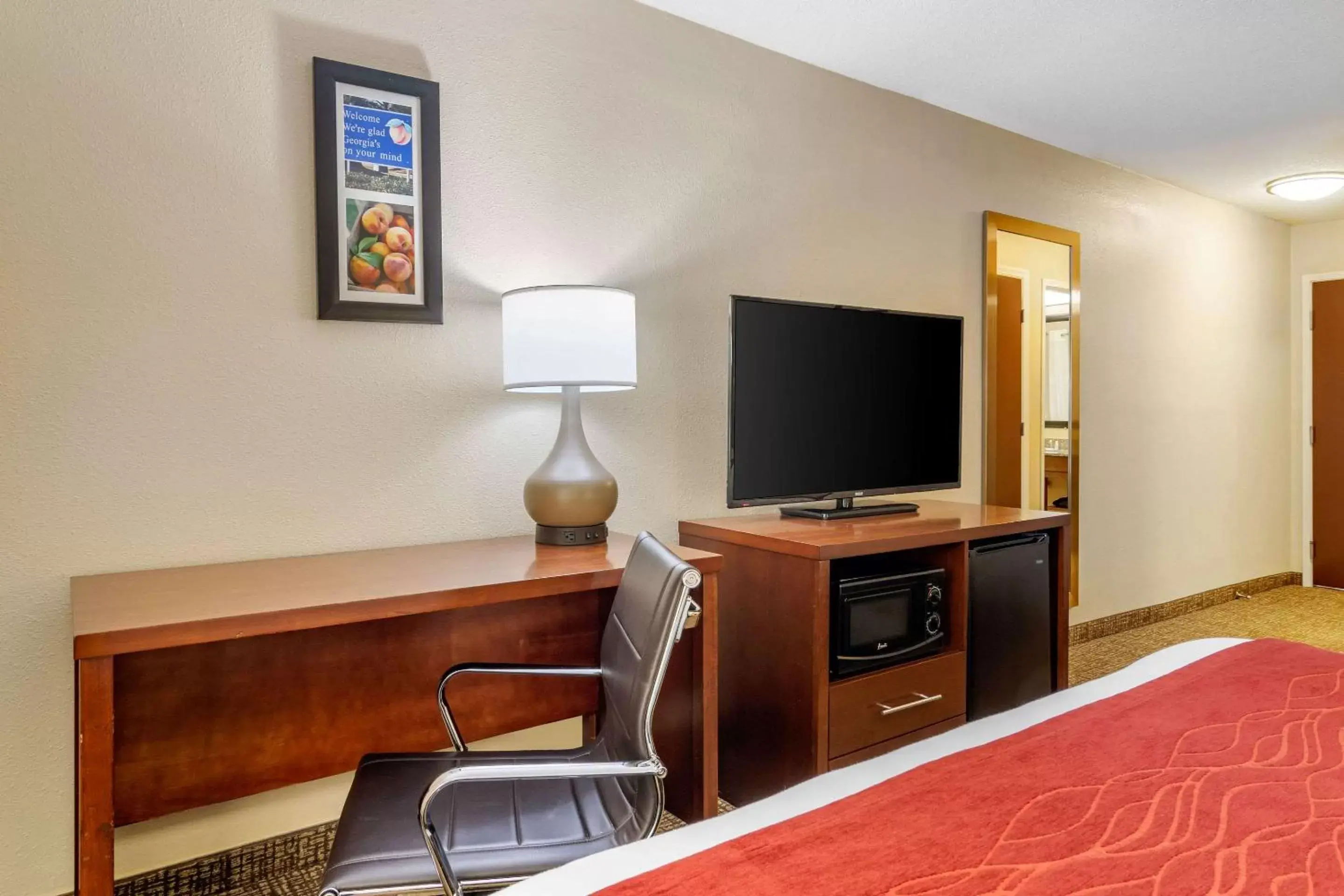 Bedroom, TV/Entertainment Center in Comfort Inn & Suites Macon North I-75