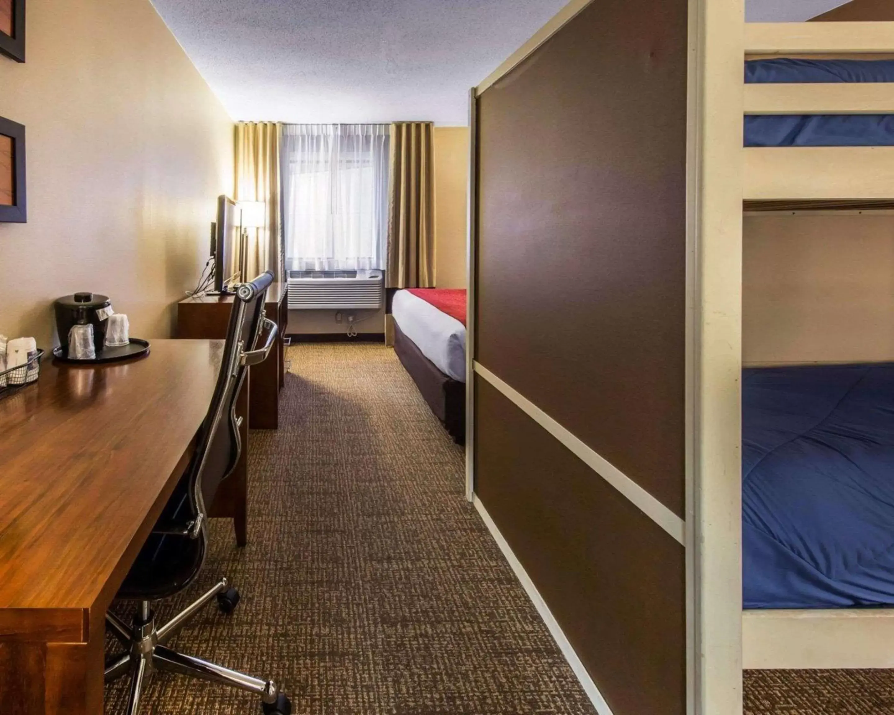 Photo of the whole room in Comfort Inn & Suites Erie