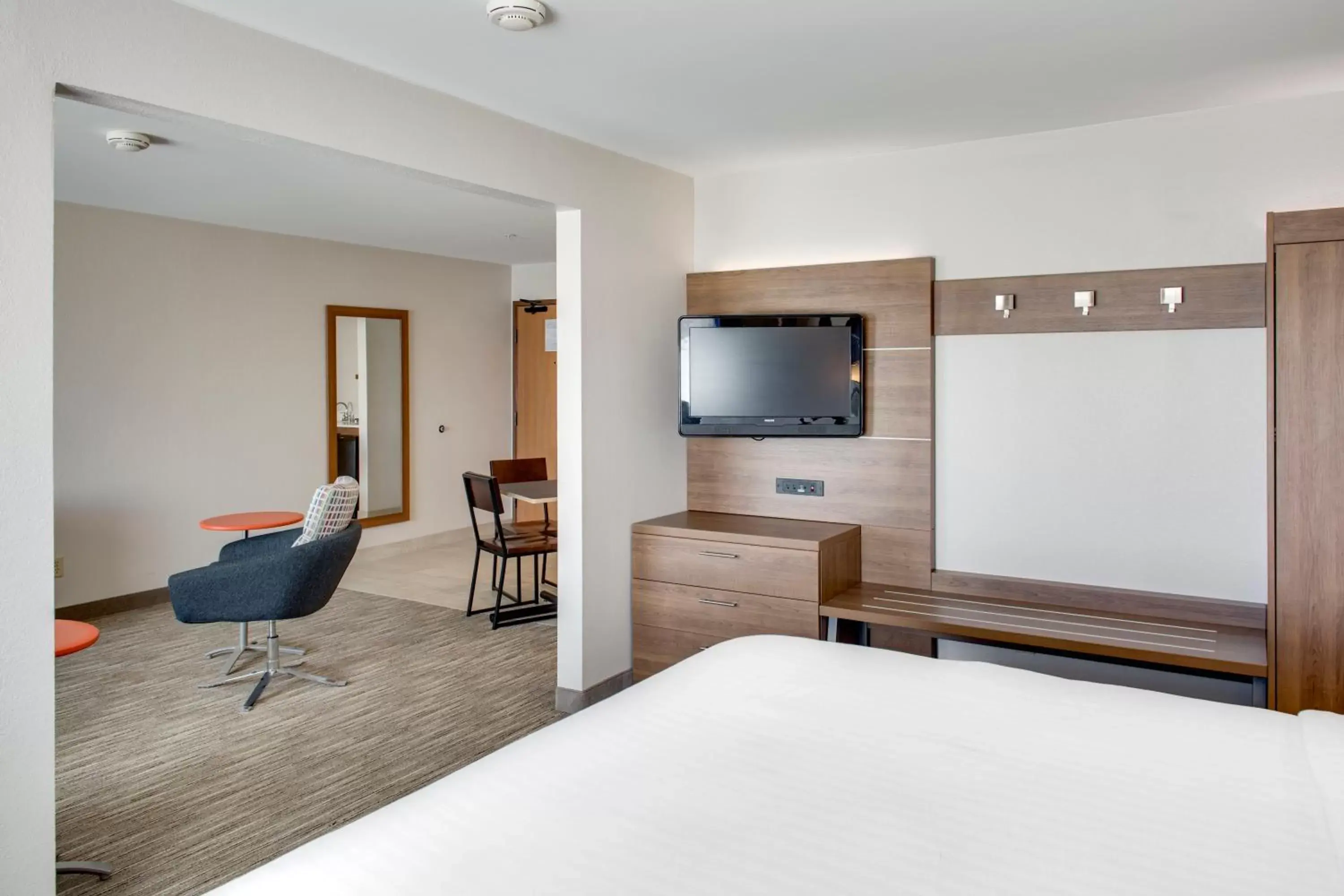 Bedroom, TV/Entertainment Center in Holiday Inn Express Hotel & Suites Chickasha, an IHG Hotel
