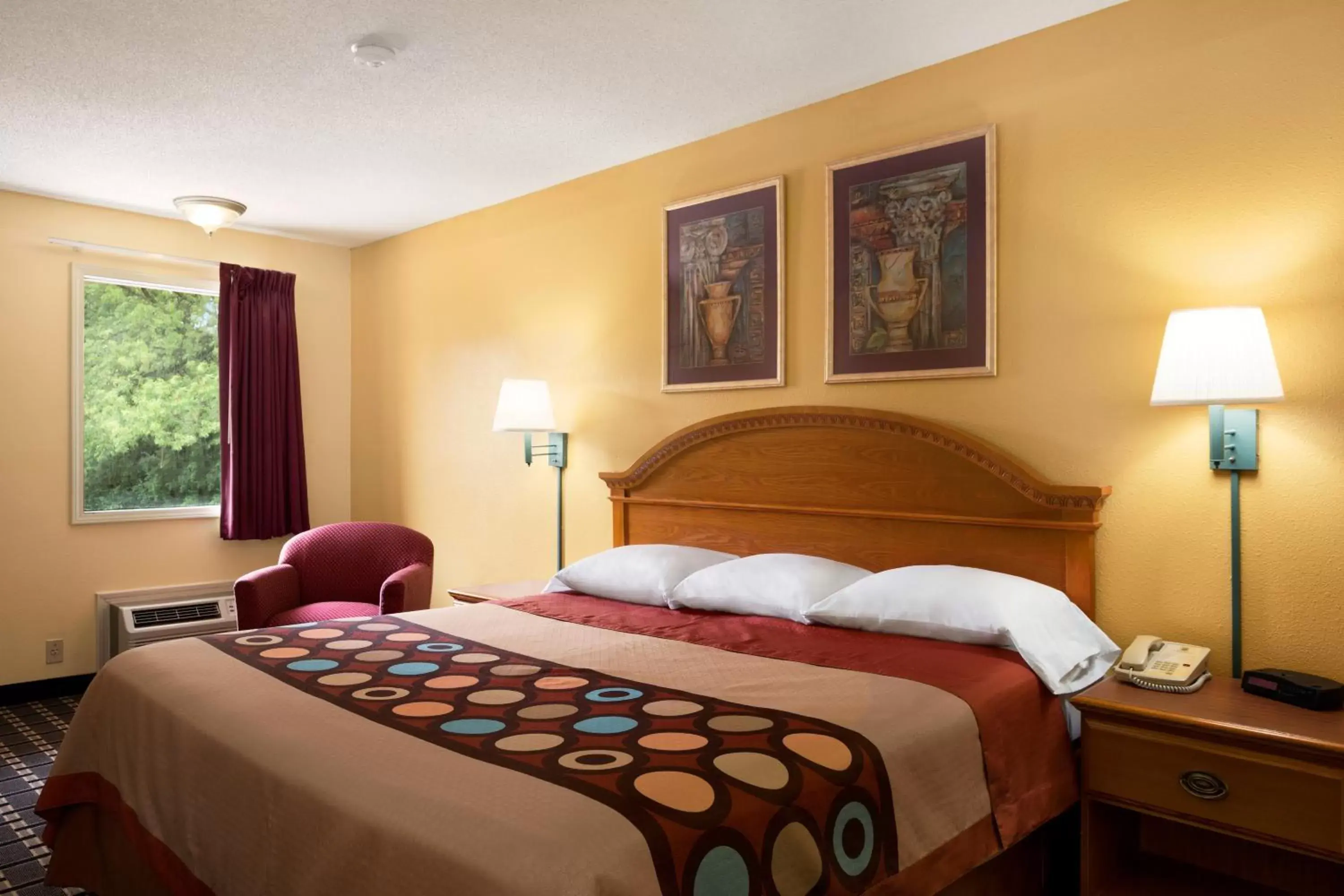 Day, Bed in Super 8 by Wyndham Indianapolis-Southport Rd